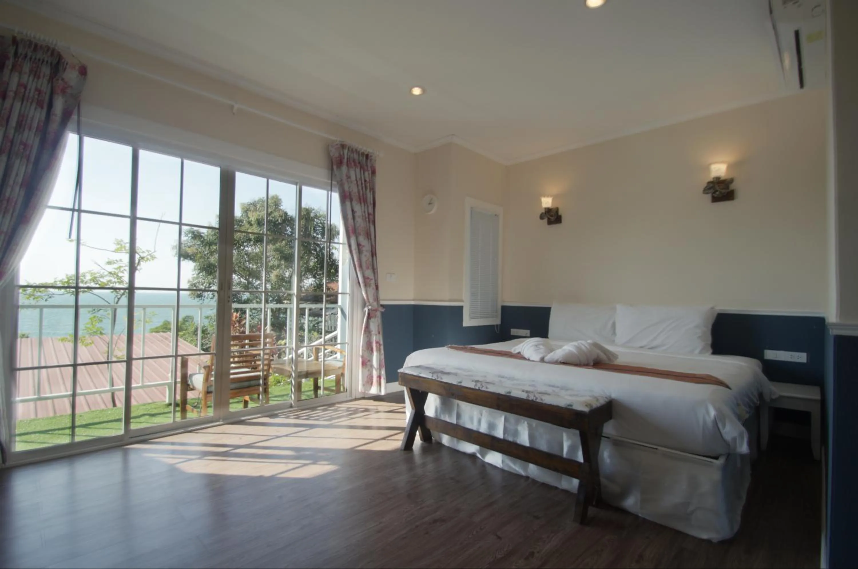 View (from property/room), Bed in Pattaya Paradise Beach Resort