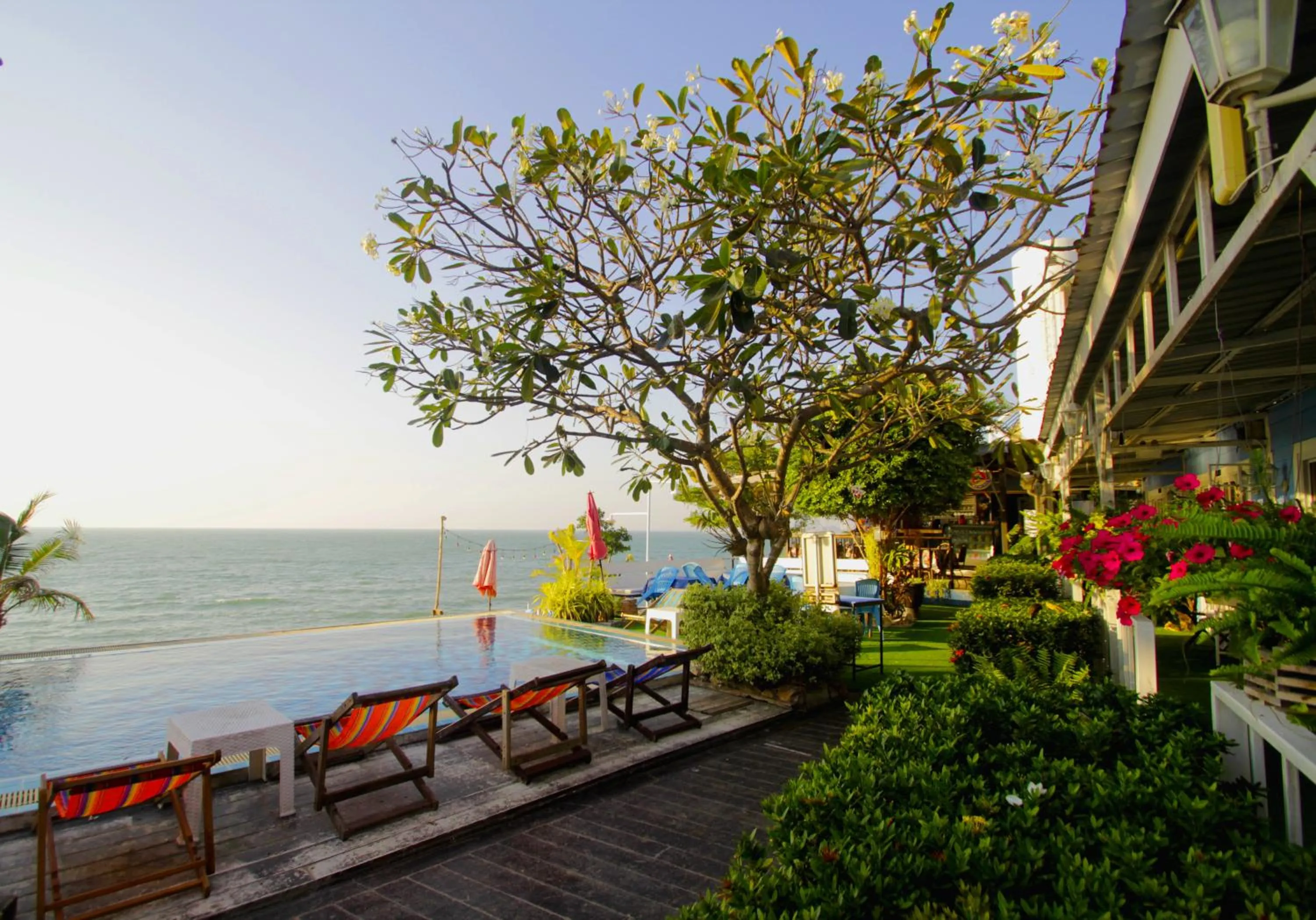 Pool view in Pattaya Paradise Beach Resort