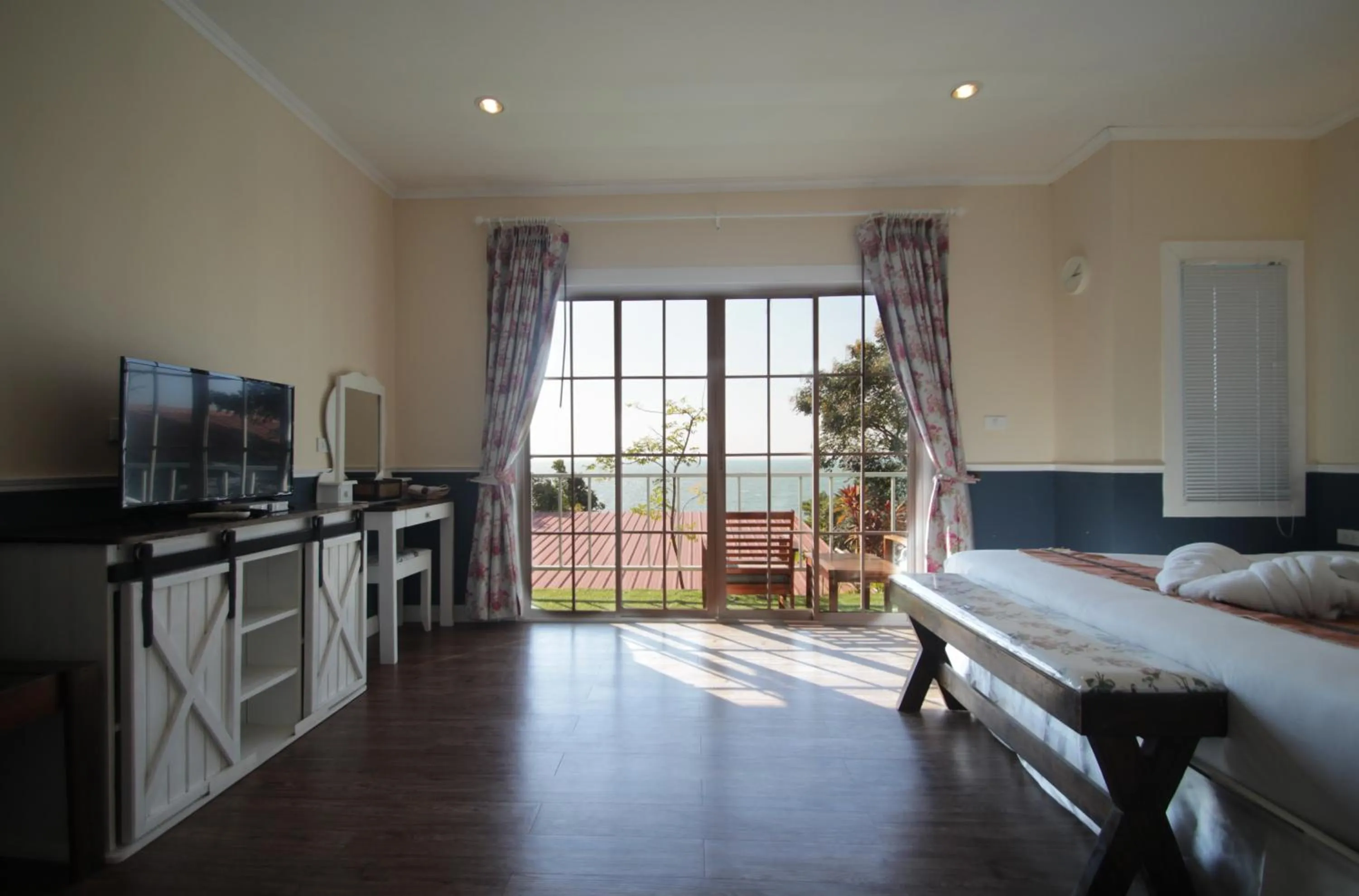 View (from property/room), Bed in Pattaya Paradise Beach Resort