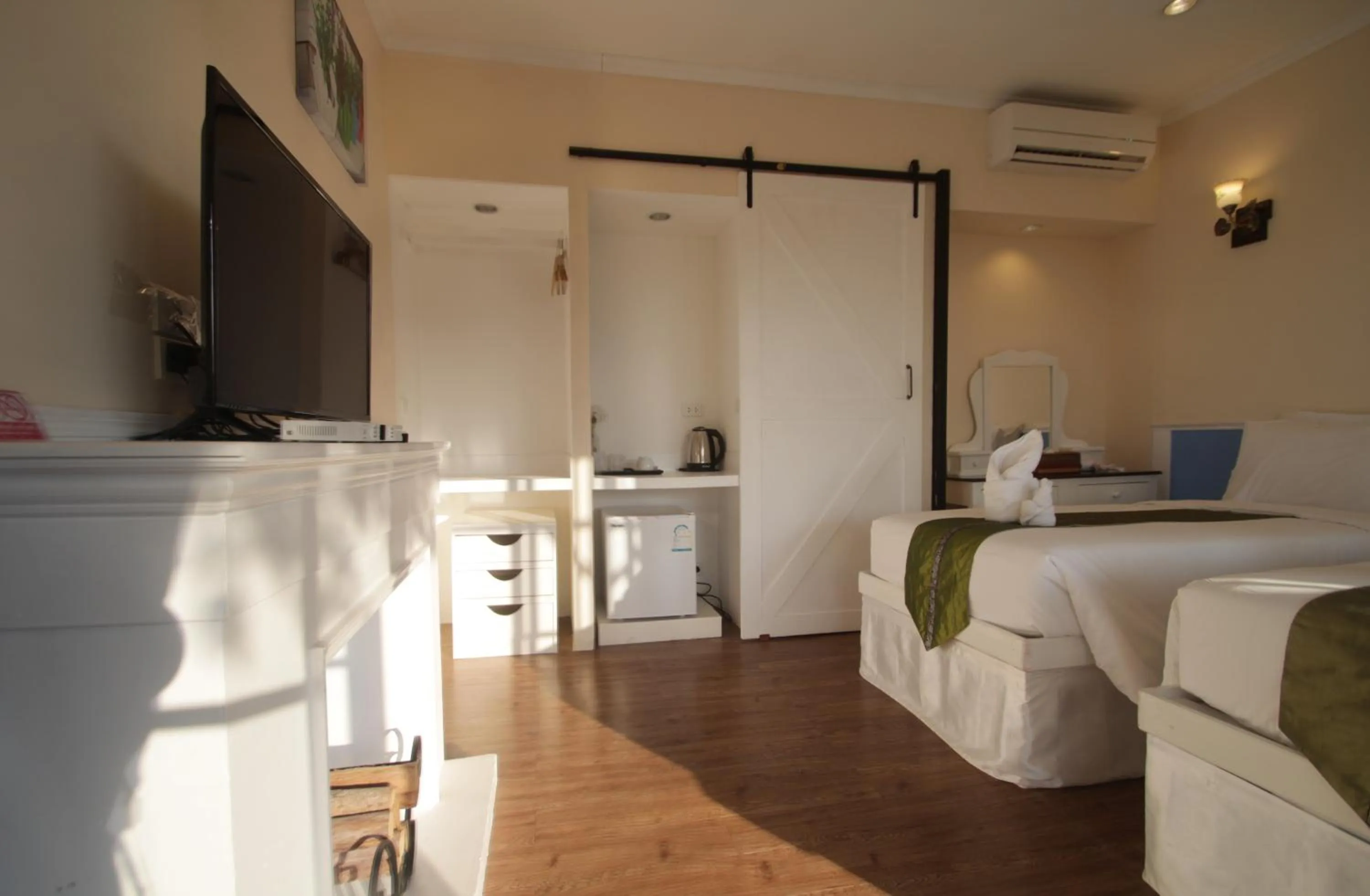 Bedroom, Bed in Pattaya Paradise Beach Resort