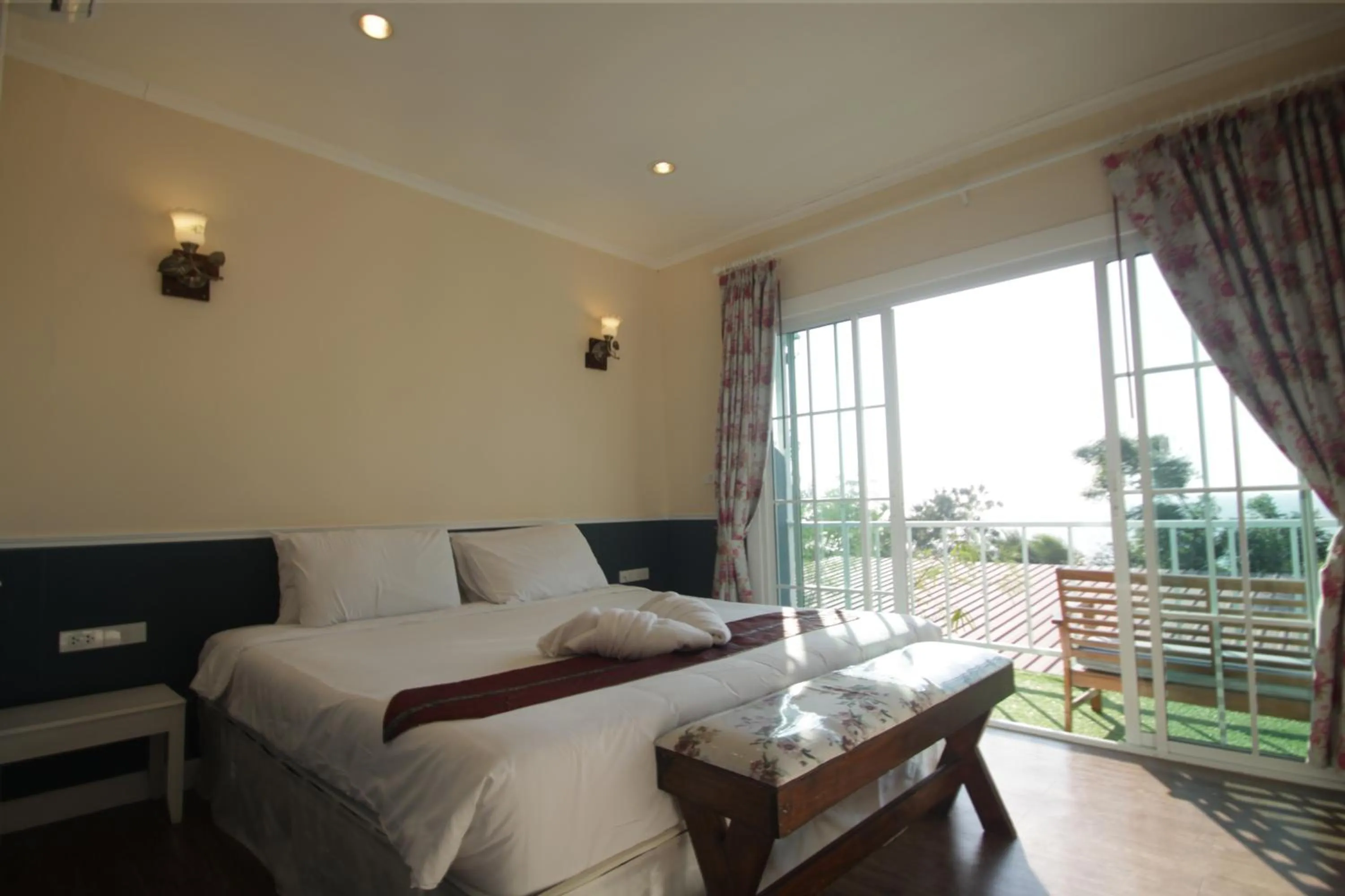 View (from property/room), Bed in Pattaya Paradise Beach Resort