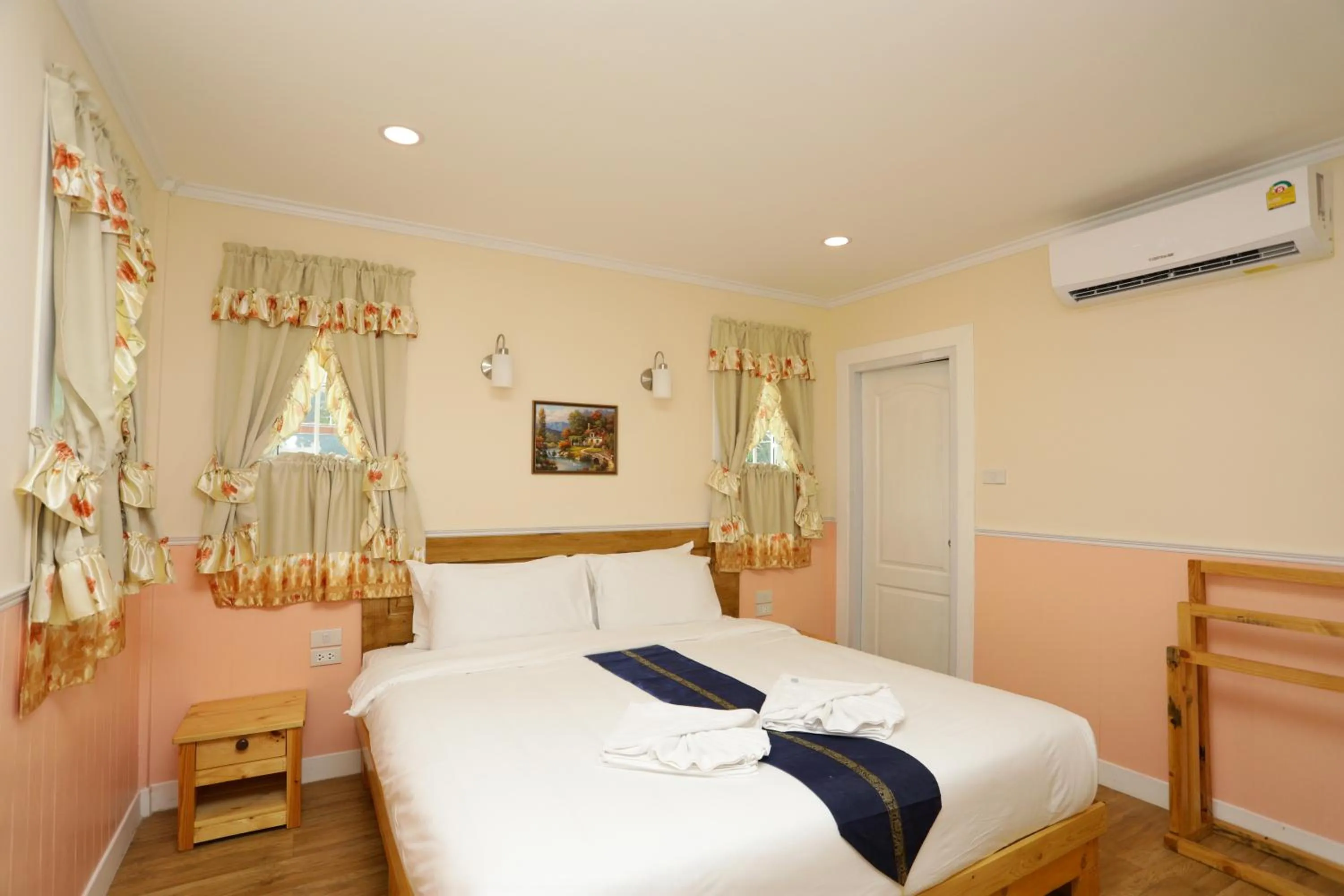 Bed in Pattaya Paradise Beach Resort