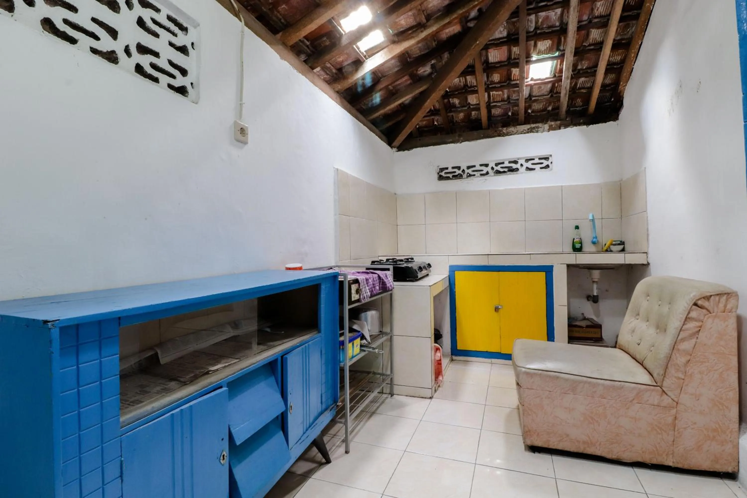 Communal kitchen in Homestay Ndalem Soewondo