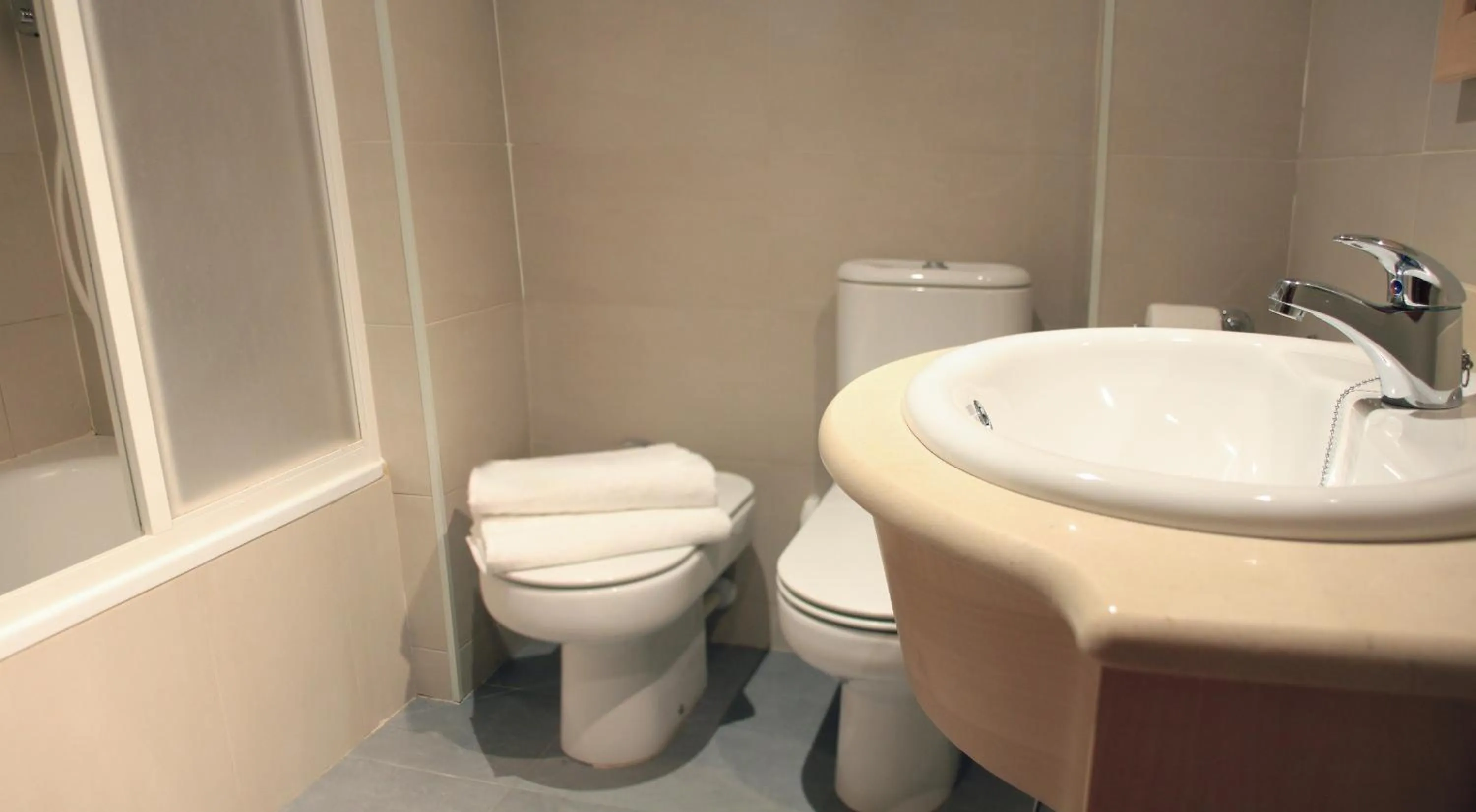 Bathroom in Alguera Apartments Industria