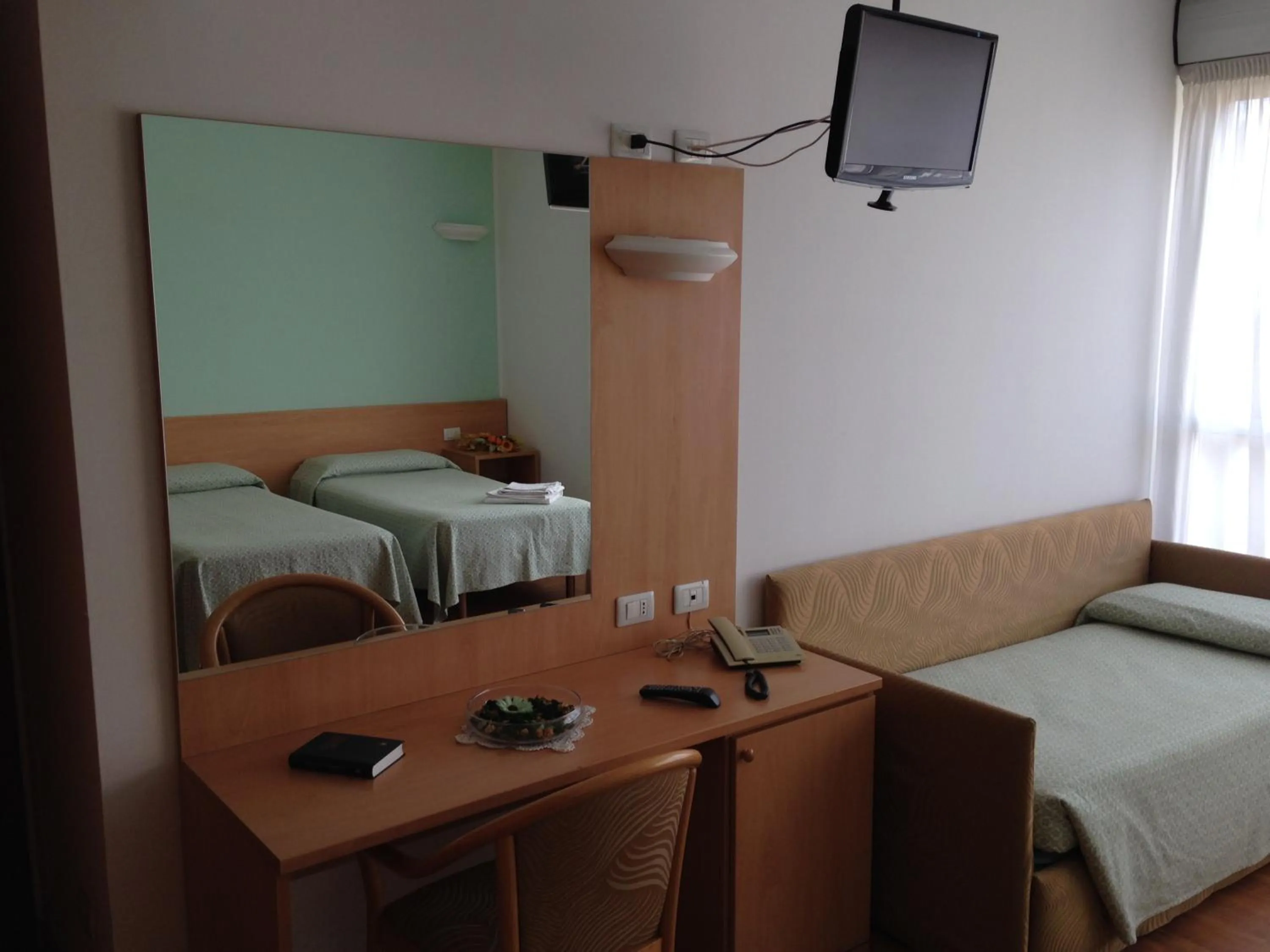 TV and multimedia, Bed in Hotel Roma