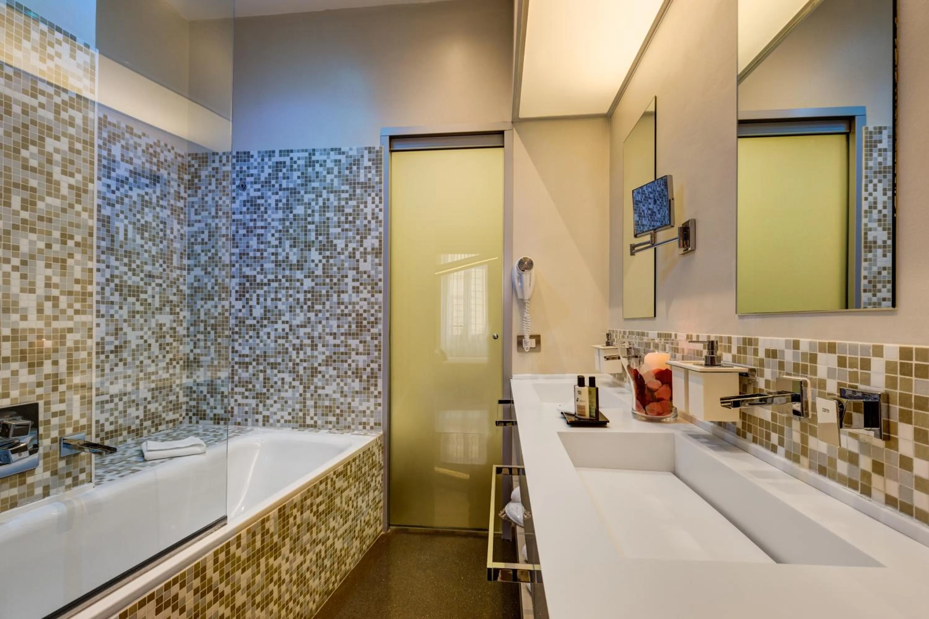 Toilet in Dharma Luxury Hotel