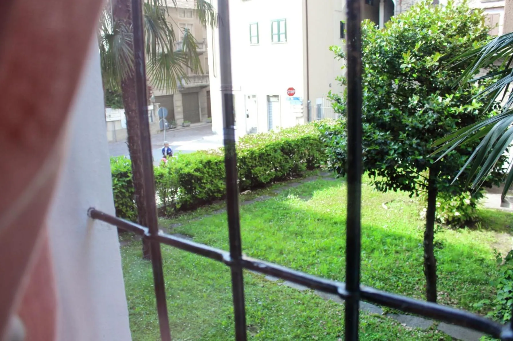 Inner courtyard view in LA MAGNOLIA Guests House