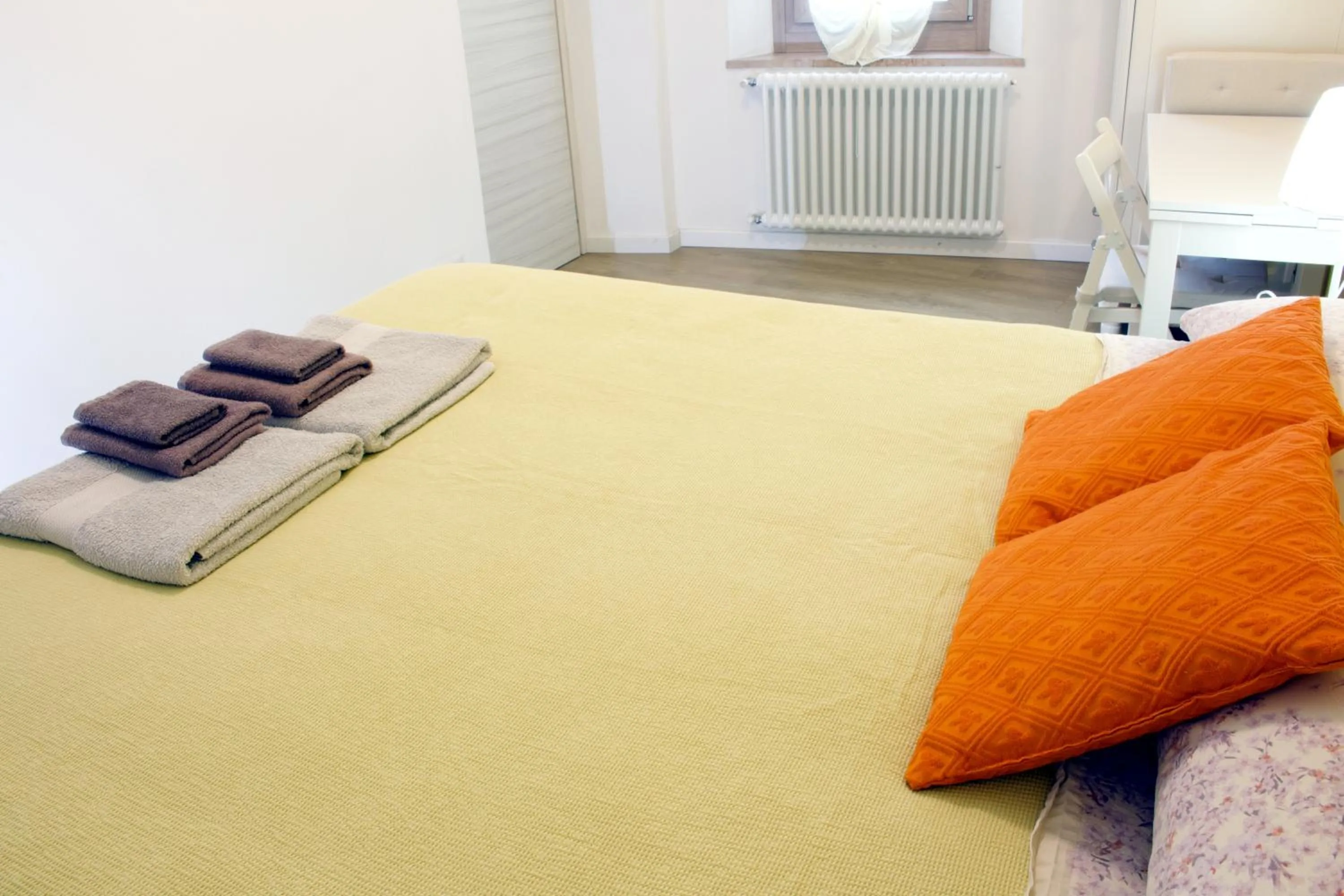 Bed in LA MAGNOLIA Guests House