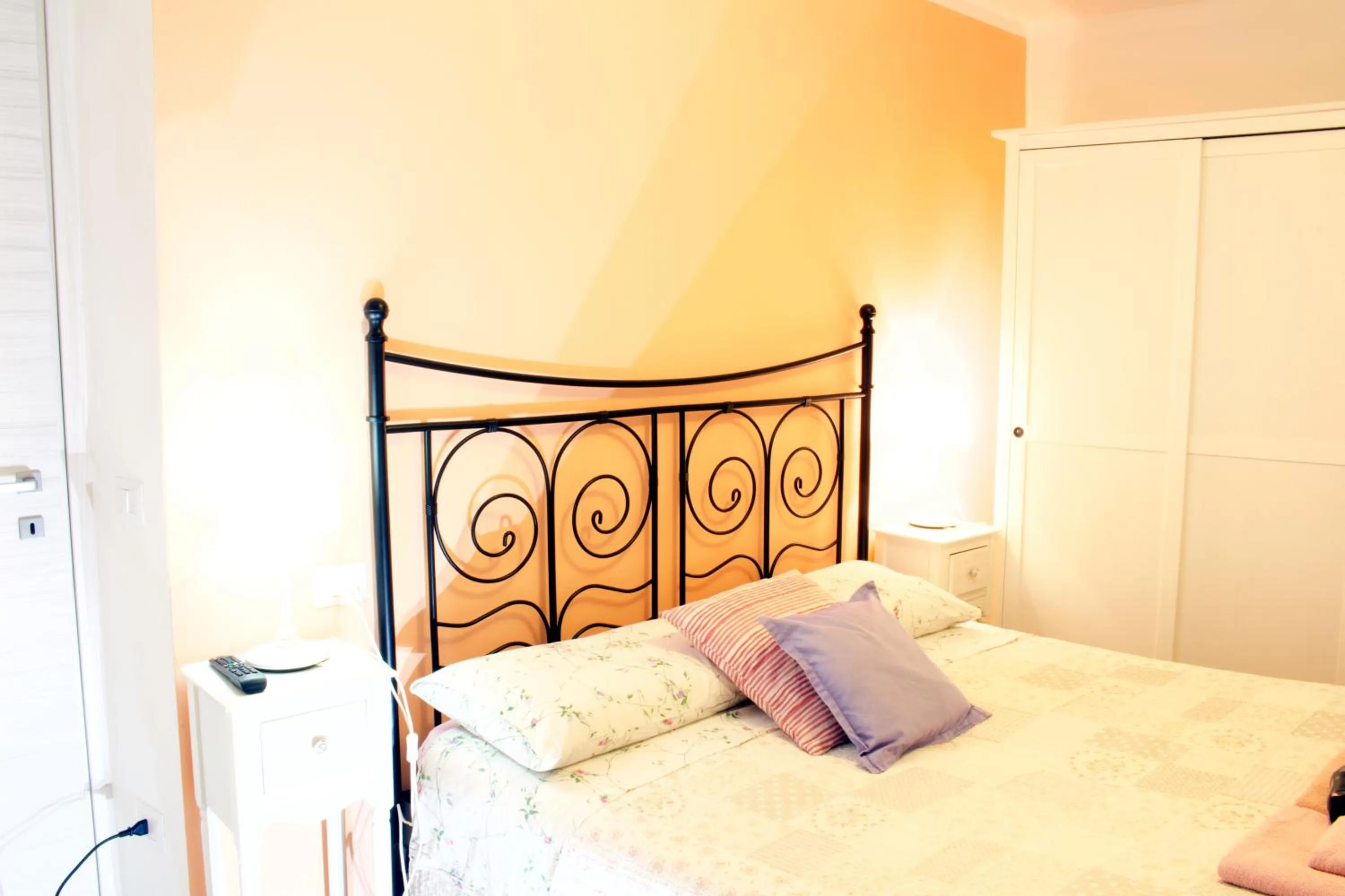 Bed in LA MAGNOLIA Guests House