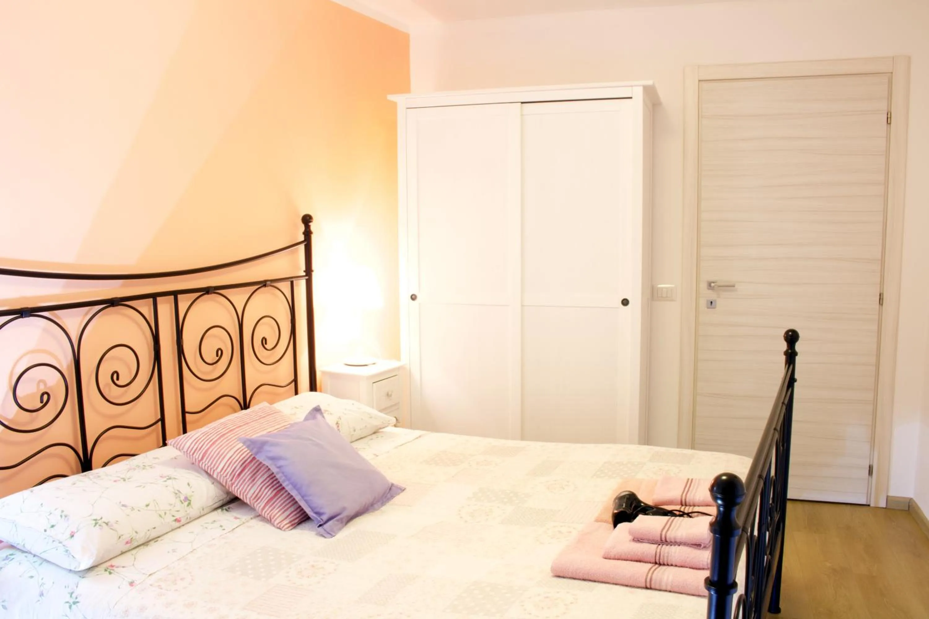 Photo of the whole room, Bed in LA MAGNOLIA Guests House