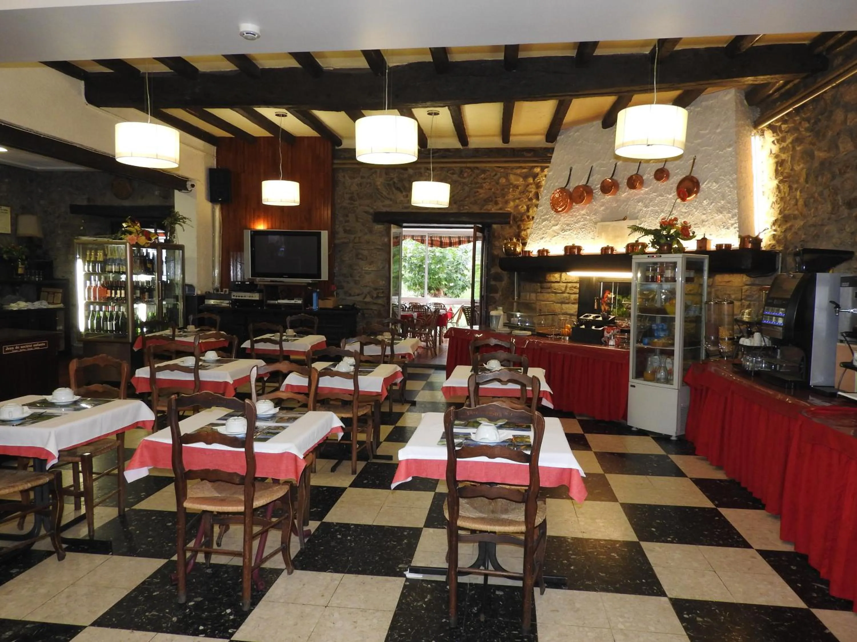 Breakfast in Logis Hôtel Restaurant de la Poste