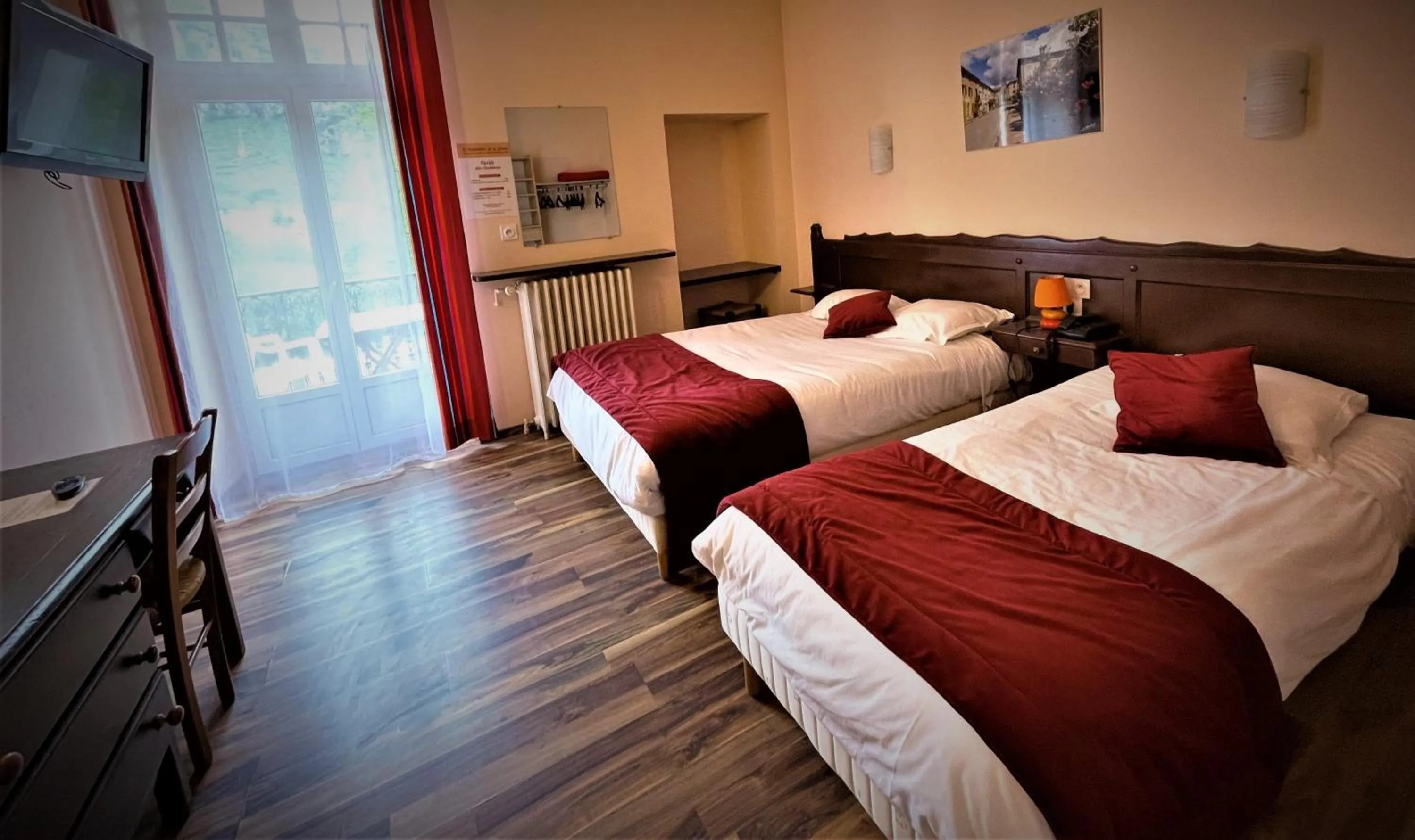 Bed in Logis Hôtel Restaurant de la Poste