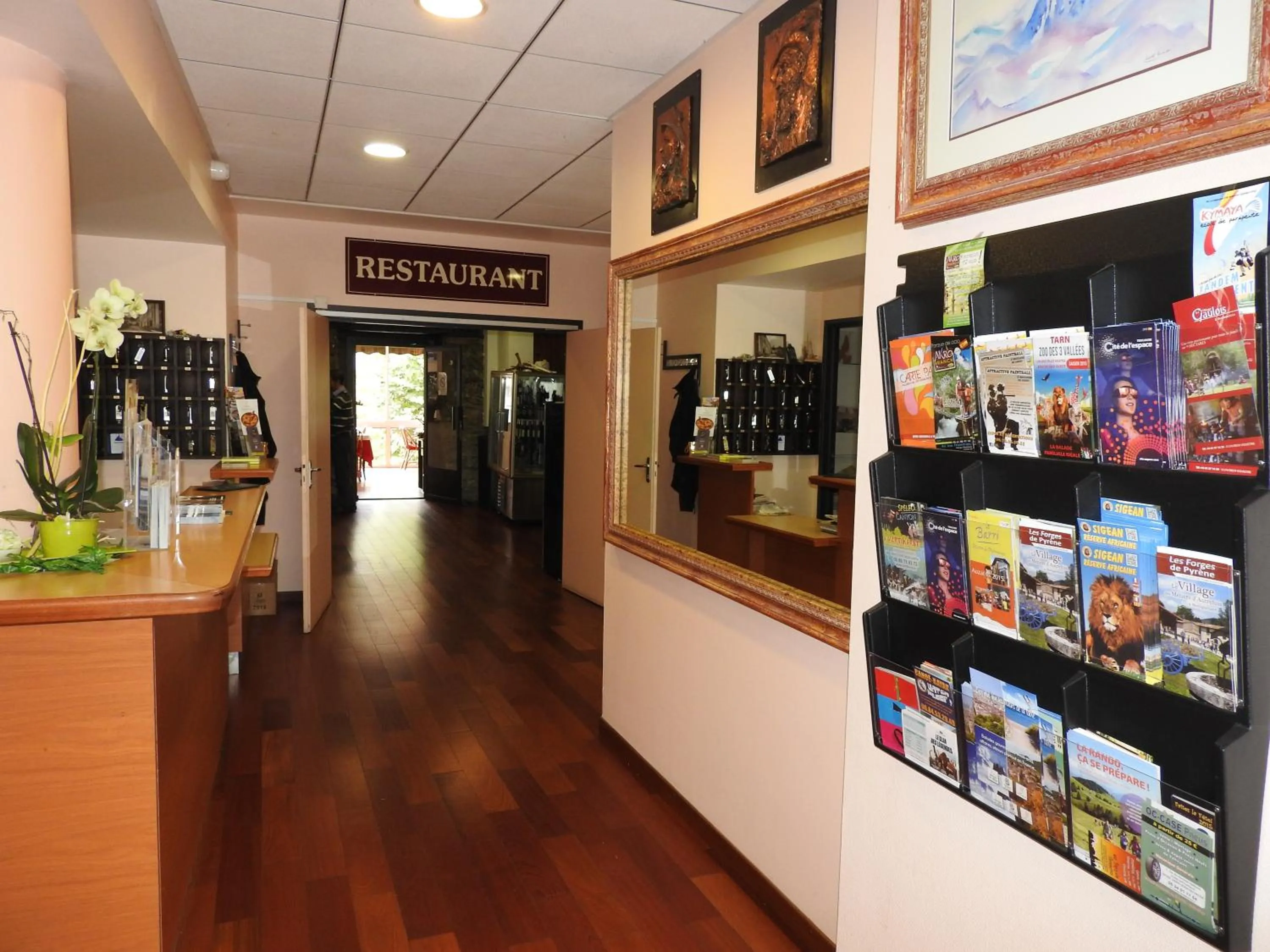 Lobby or reception in Logis Hôtel Restaurant de la Poste