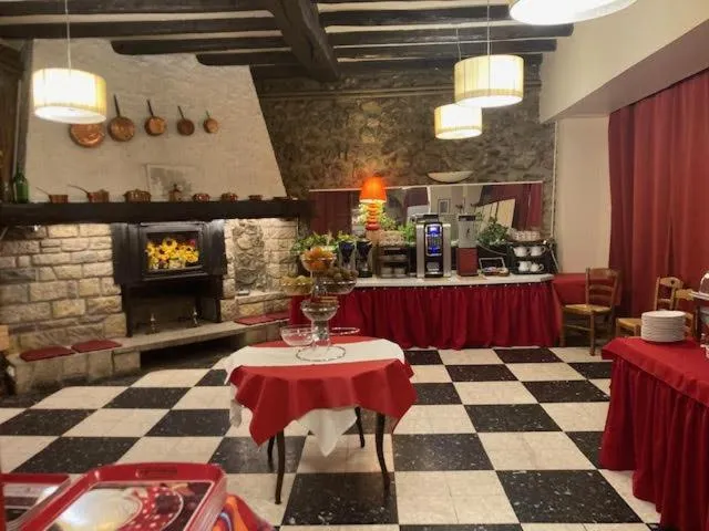 Continental breakfast in Logis Hôtel Restaurant de la Poste