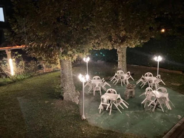 Garden view in Logis Hôtel Restaurant de la Poste