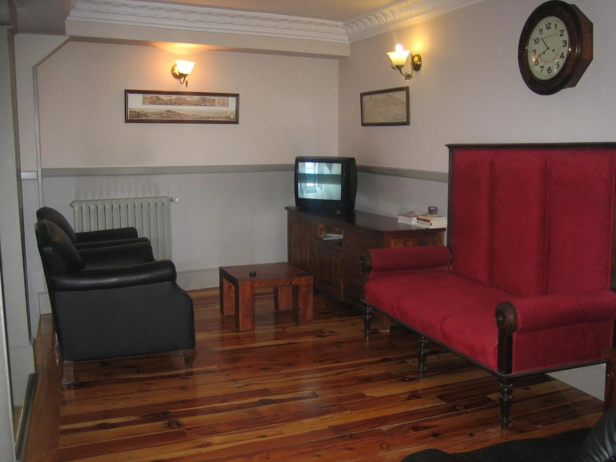 Communal lounge/ TV room in Hostal Canovas