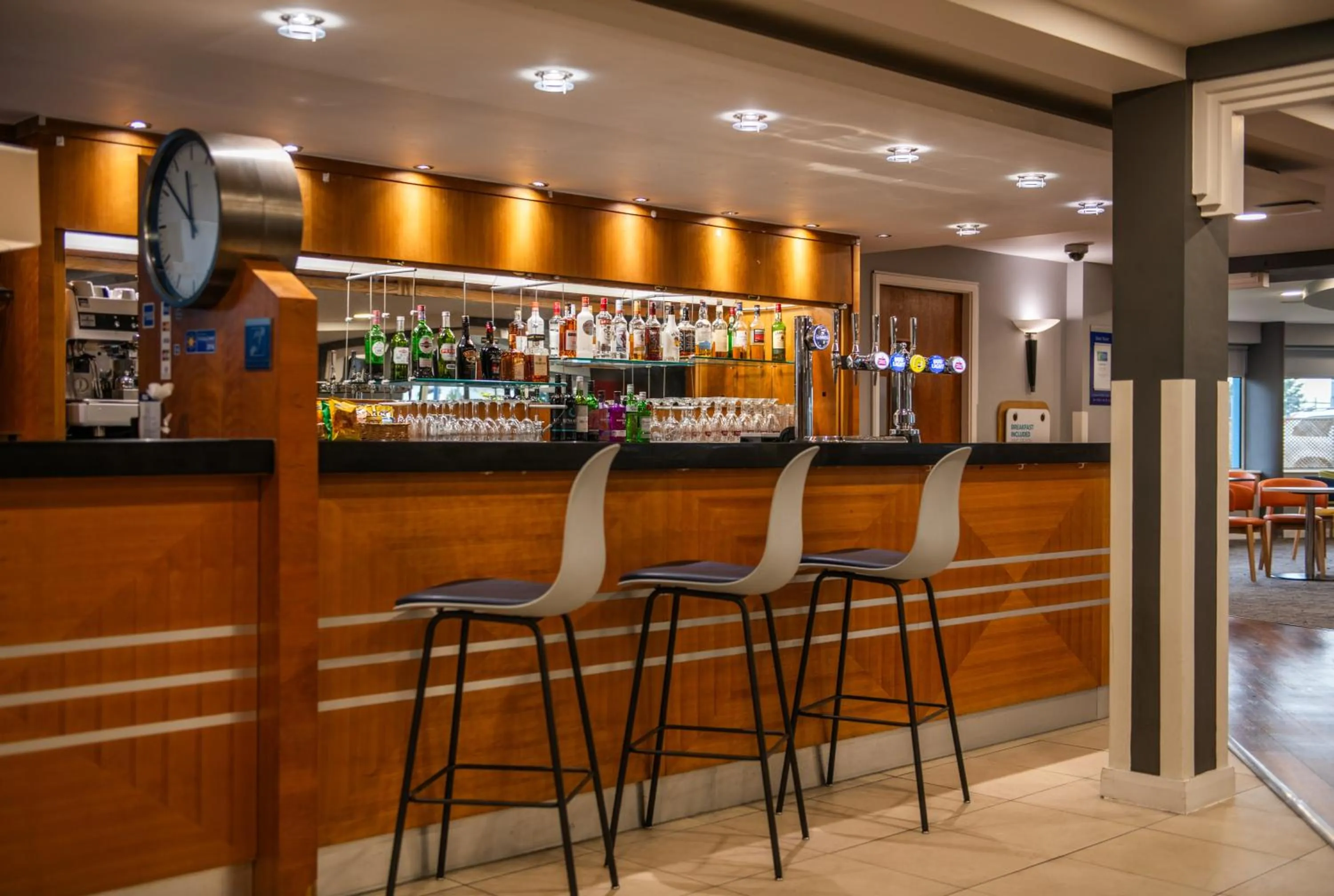 Lounge or bar in Holiday Inn Express Ramsgate – Minster by IHG