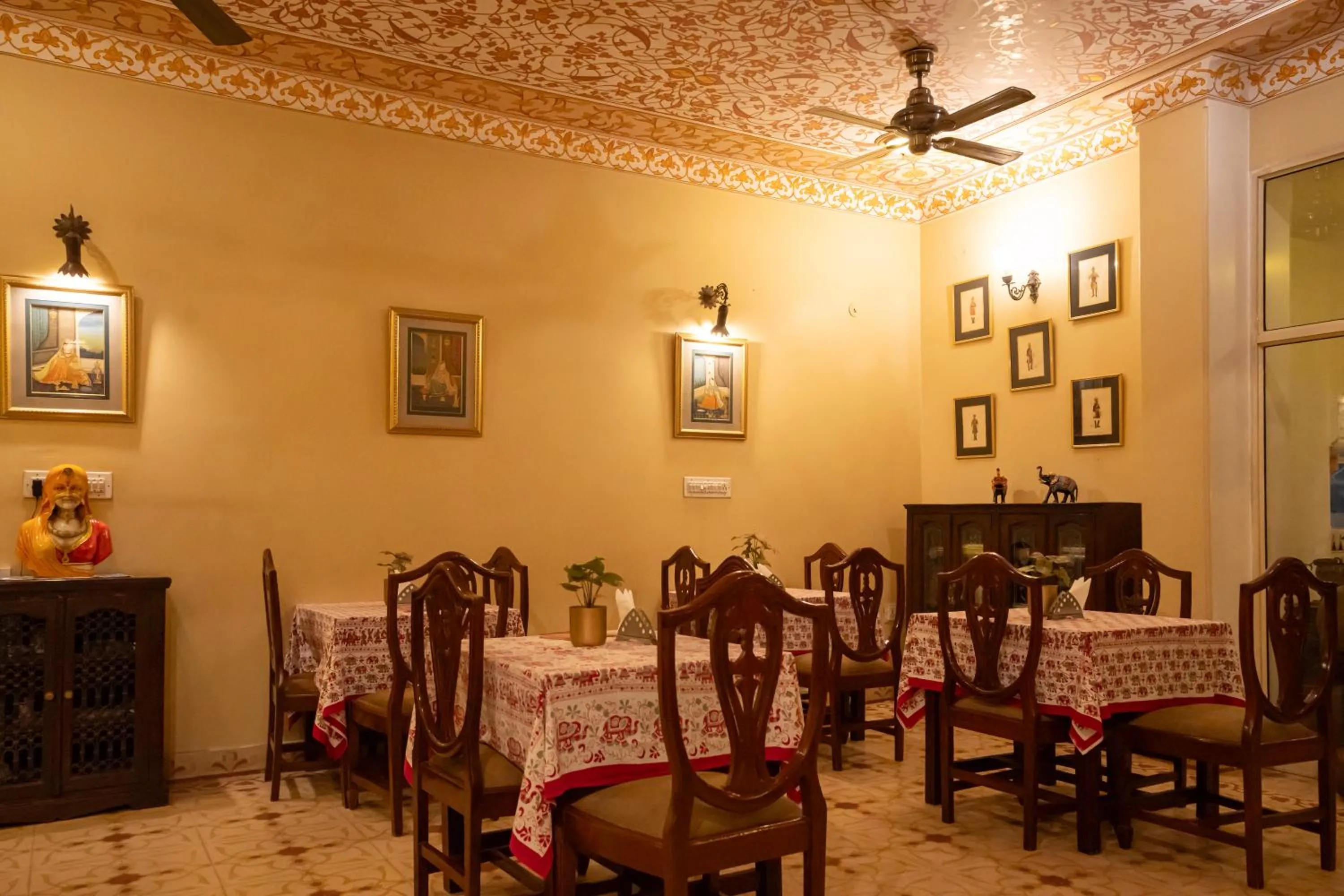 Restaurant/places to eat in Anuraag Villa