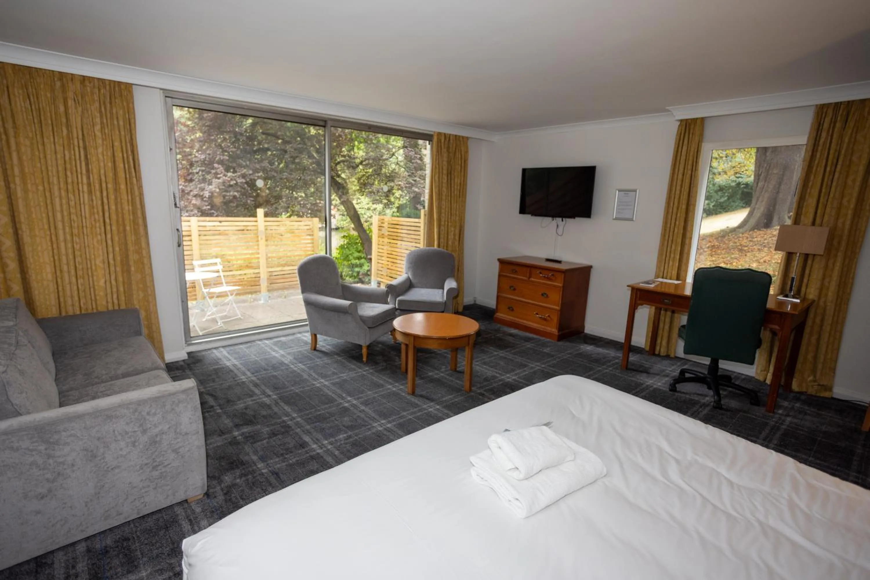 TV and multimedia, Bed in Mercure Sheffield Kenwood Hall & Spa