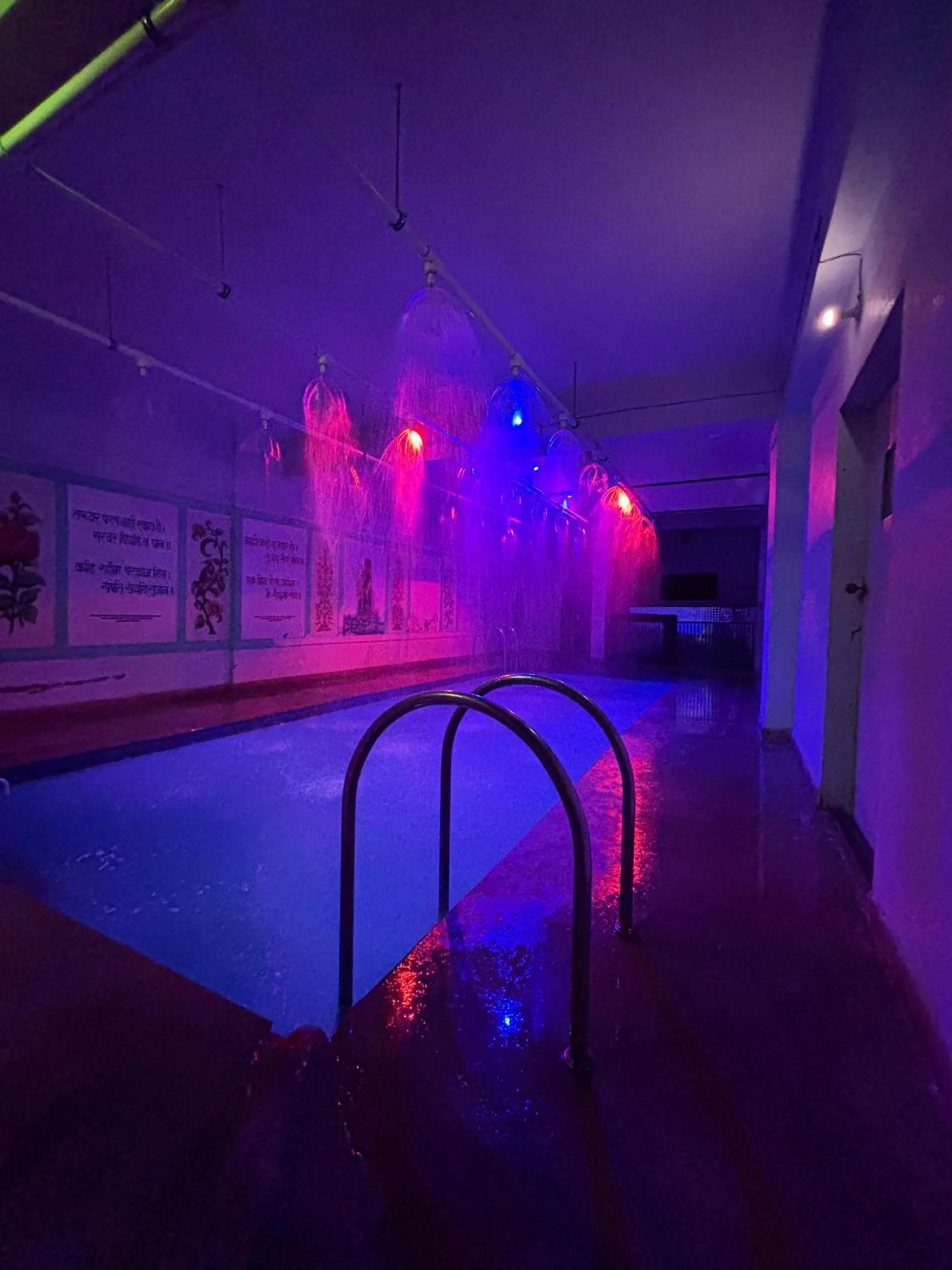 Swimming pool in Rani Mahal Hotel