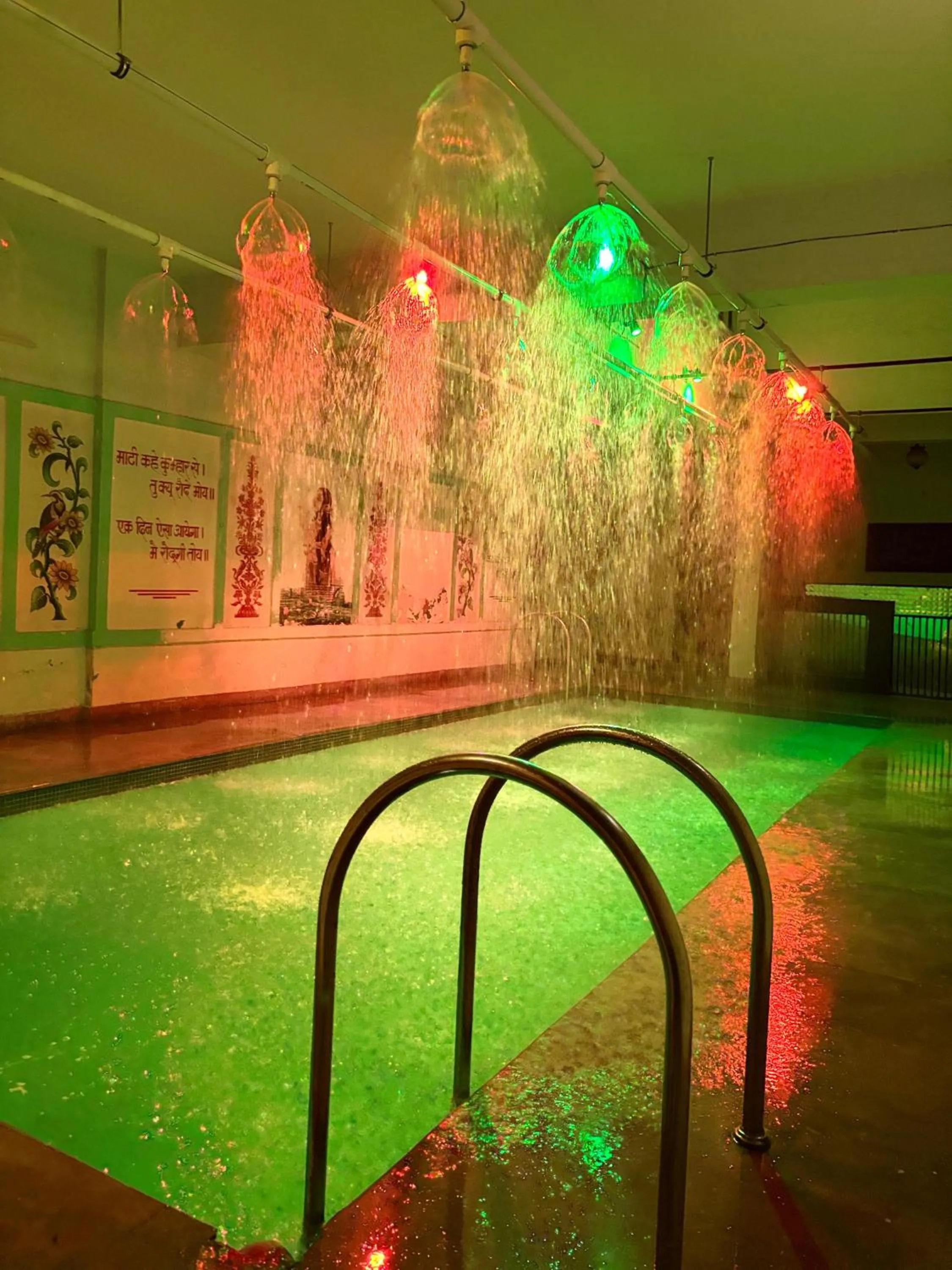 Swimming pool in Rani Mahal Hotel