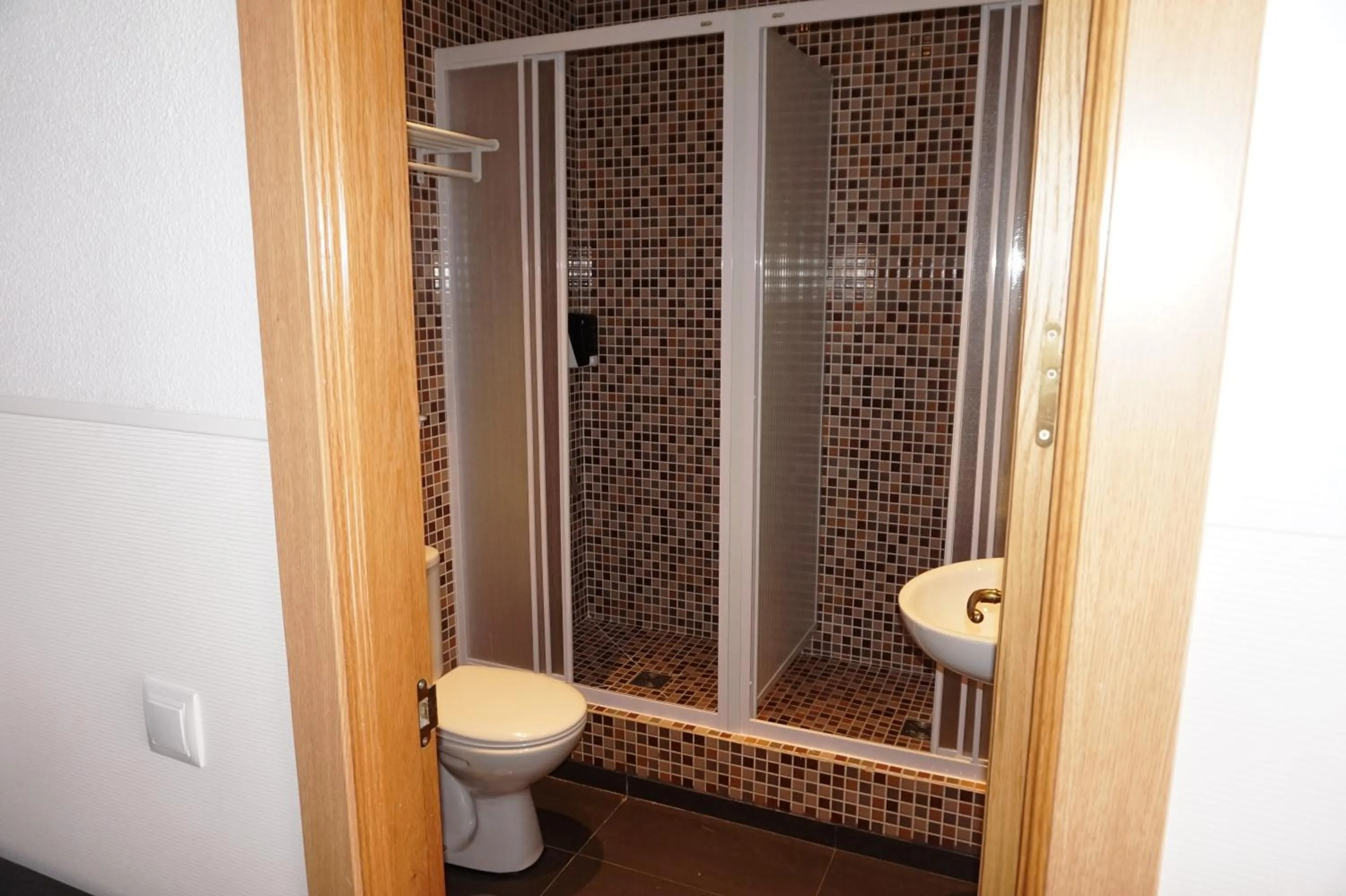 Shower in Far Home Atocha