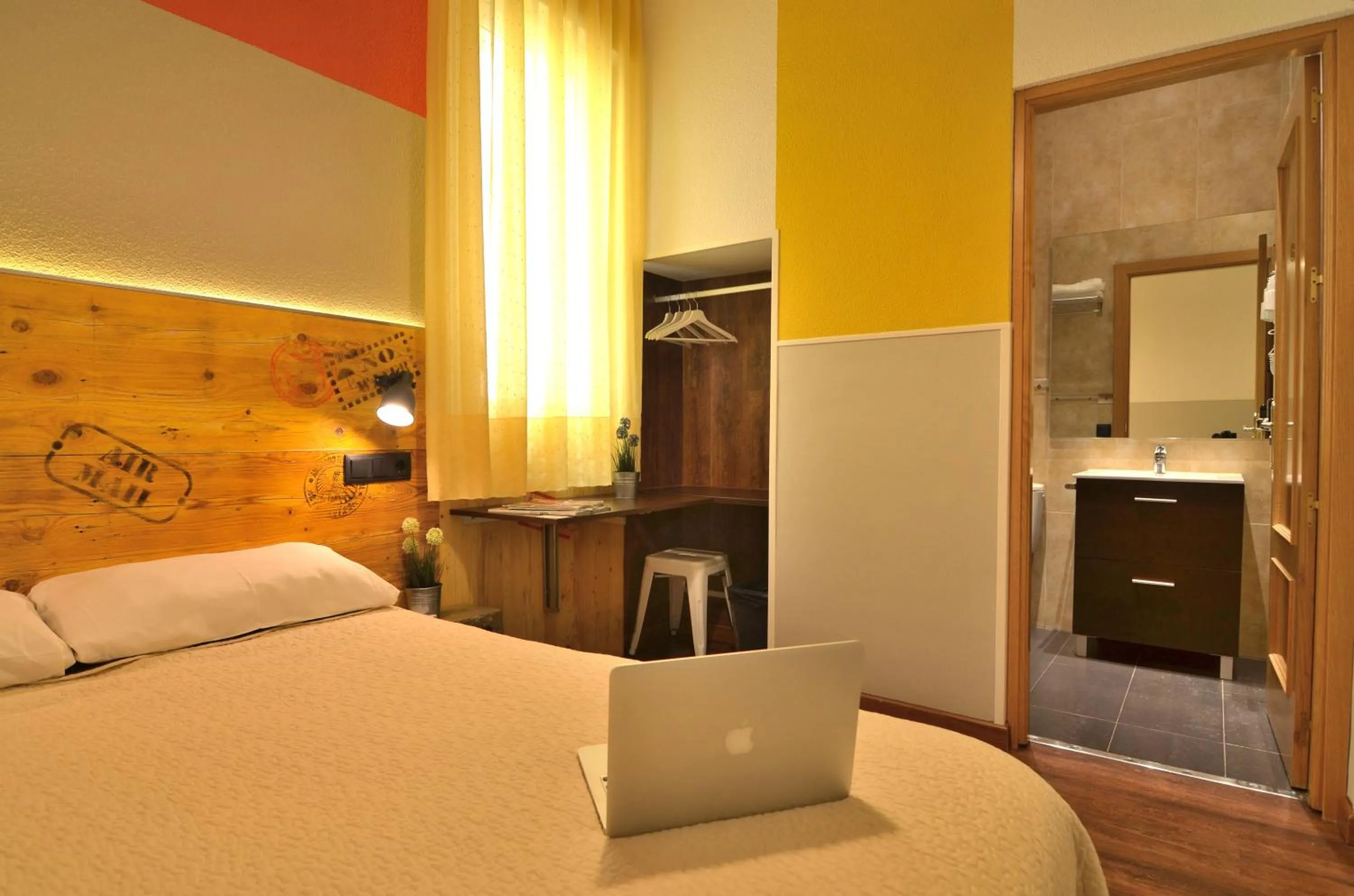 Bedroom, Bed in Far Home Atocha