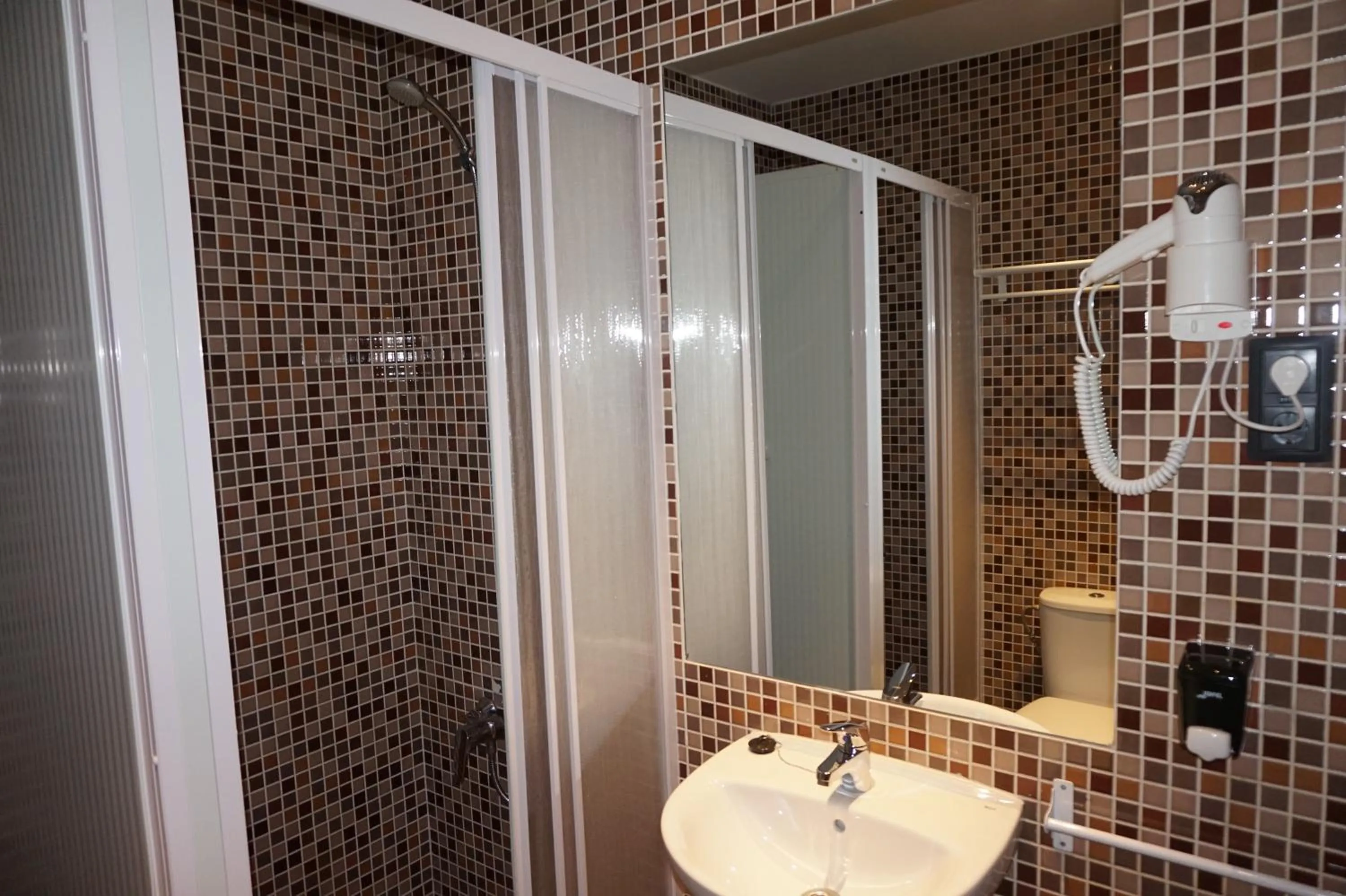 Shower in Far Home Atocha