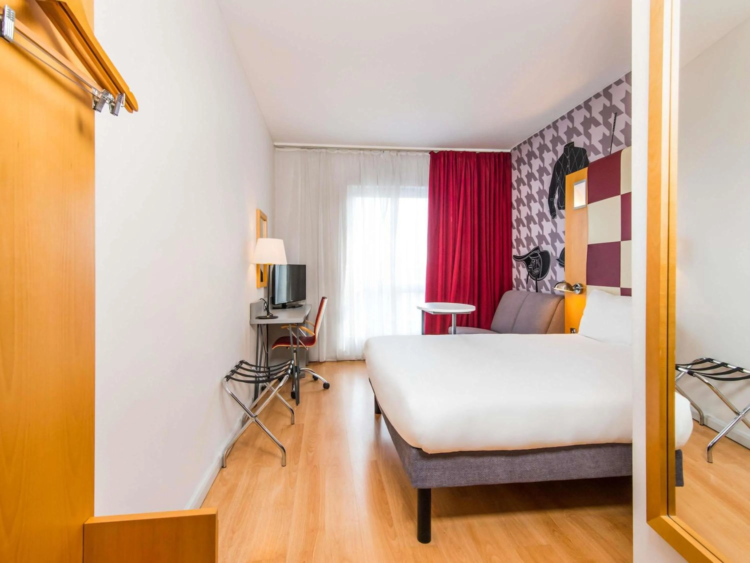 Bedroom, Bed in ibis Styles Haydock