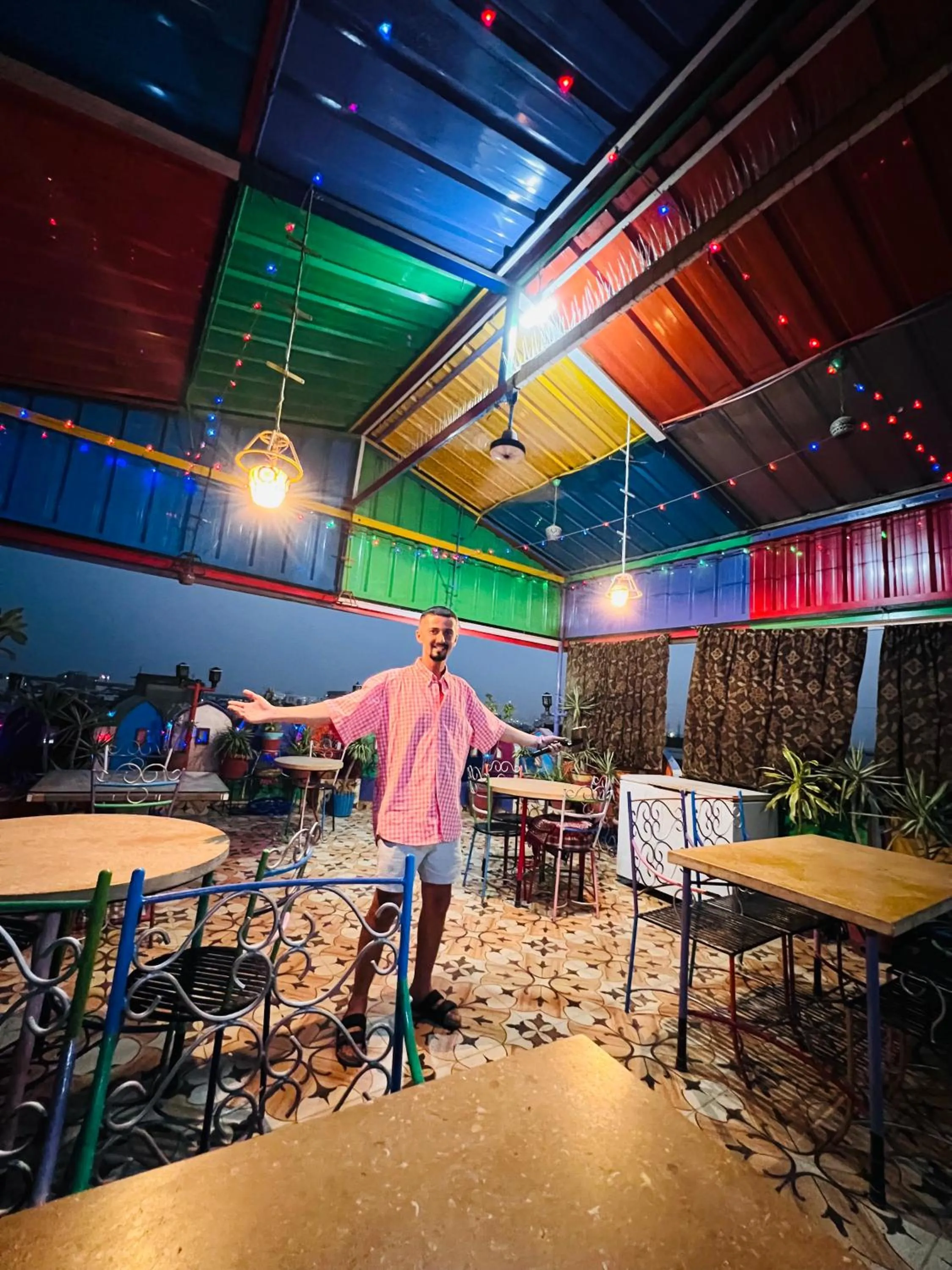 Restaurant/places to eat in Hotel Moon Light Palace