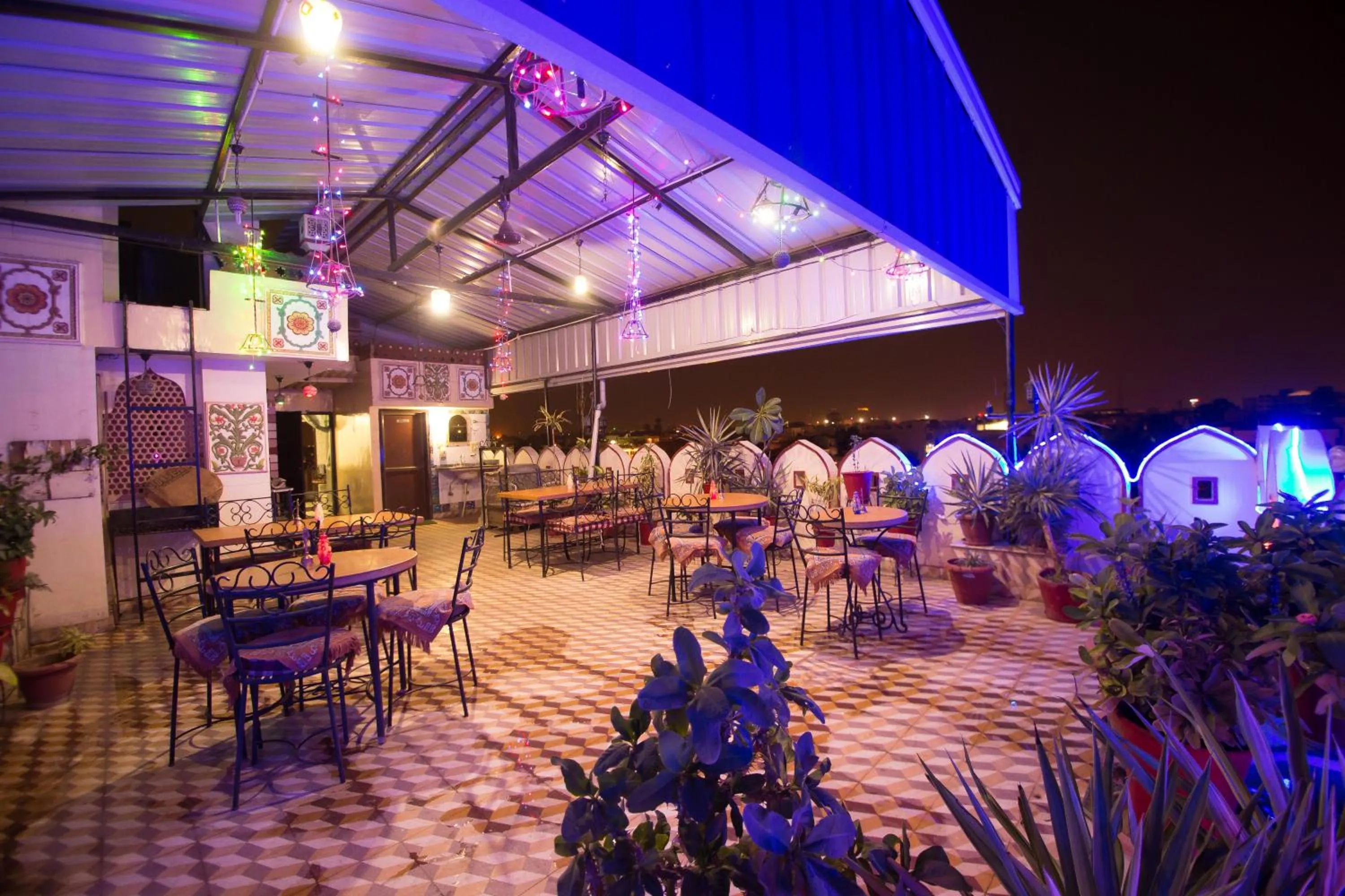 Restaurant/places to eat in Hotel Moon Light Palace