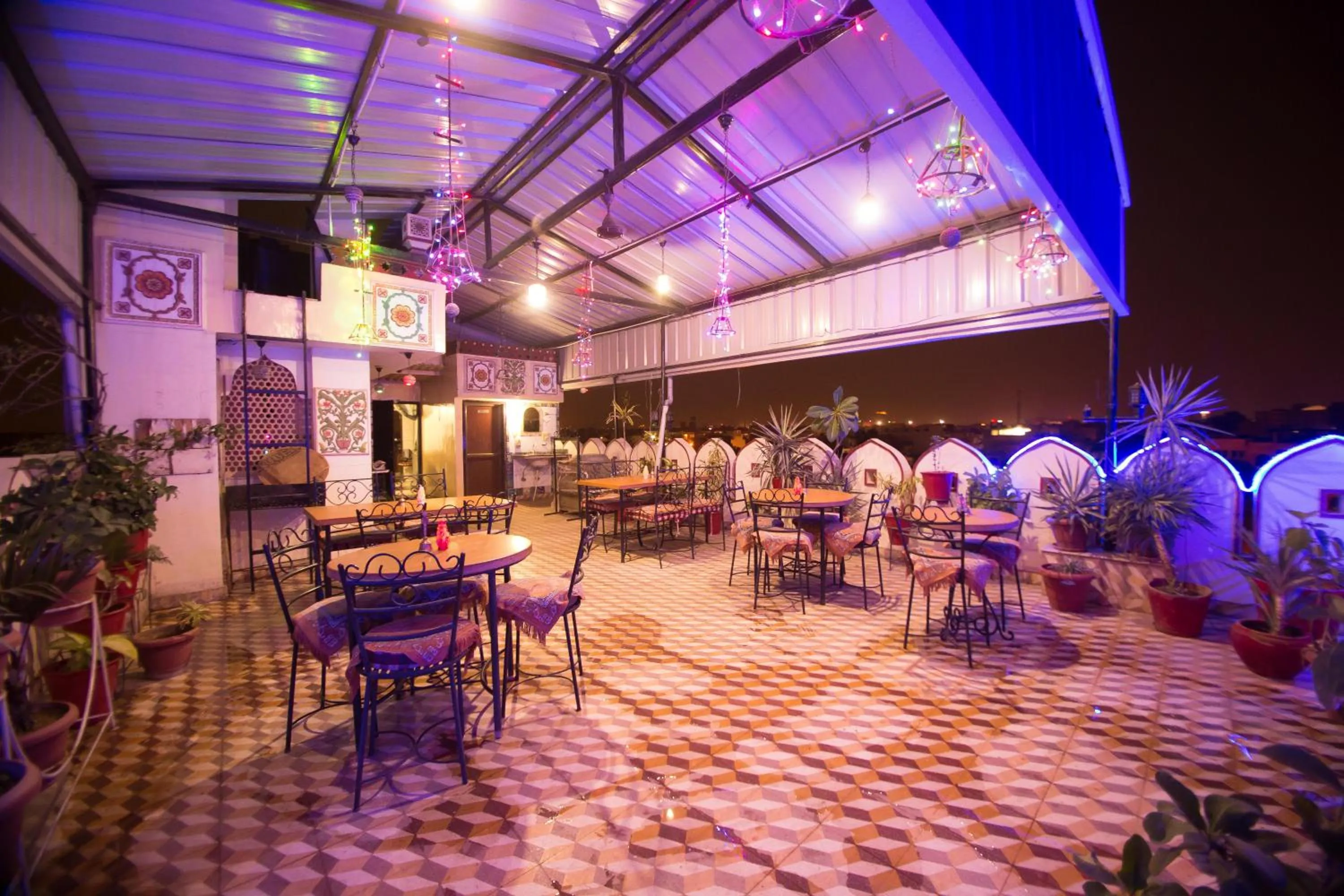 Restaurant/places to eat in Hotel Moon Light Palace