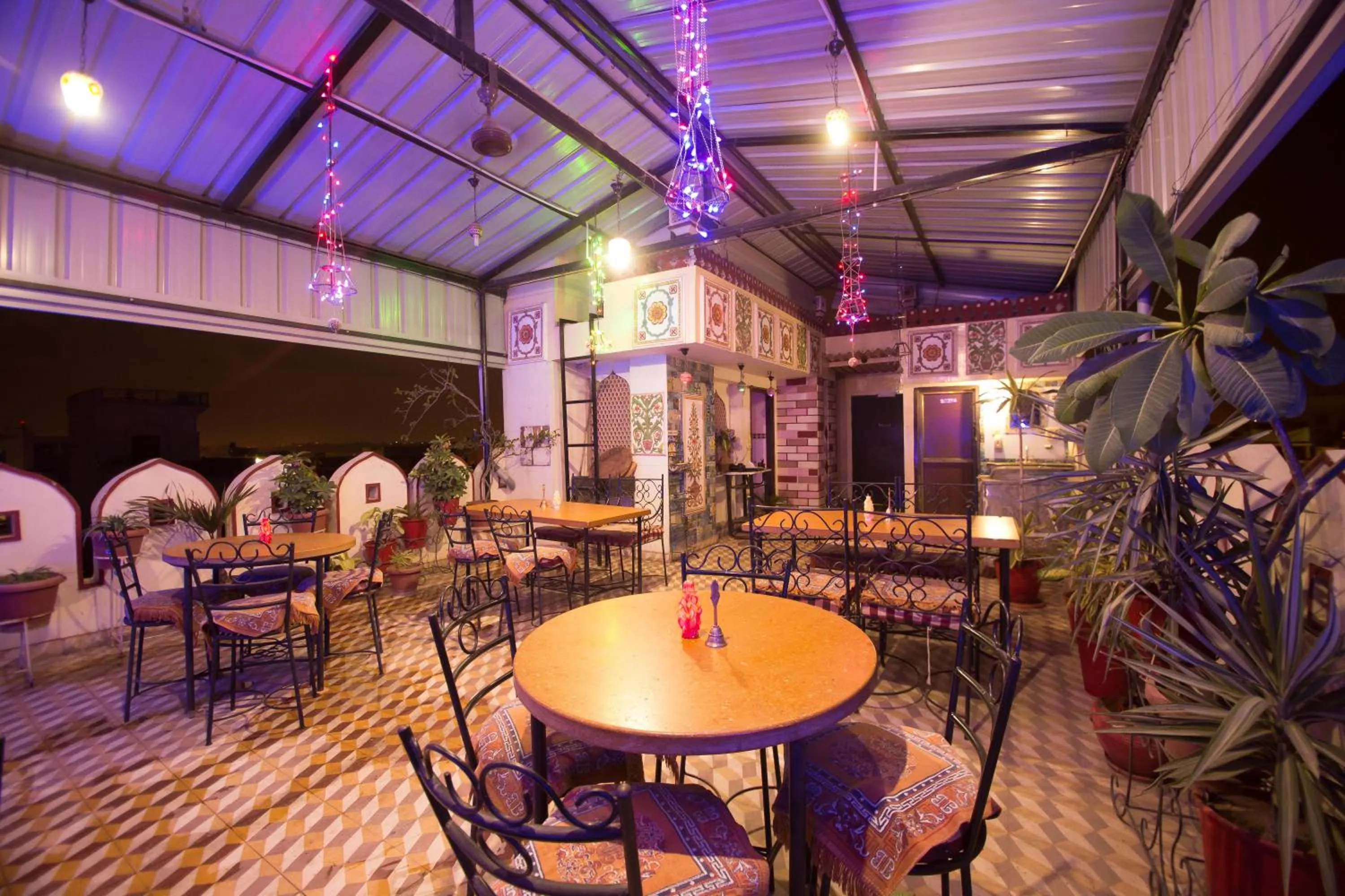 Restaurant/places to eat in Hotel Moon Light Palace