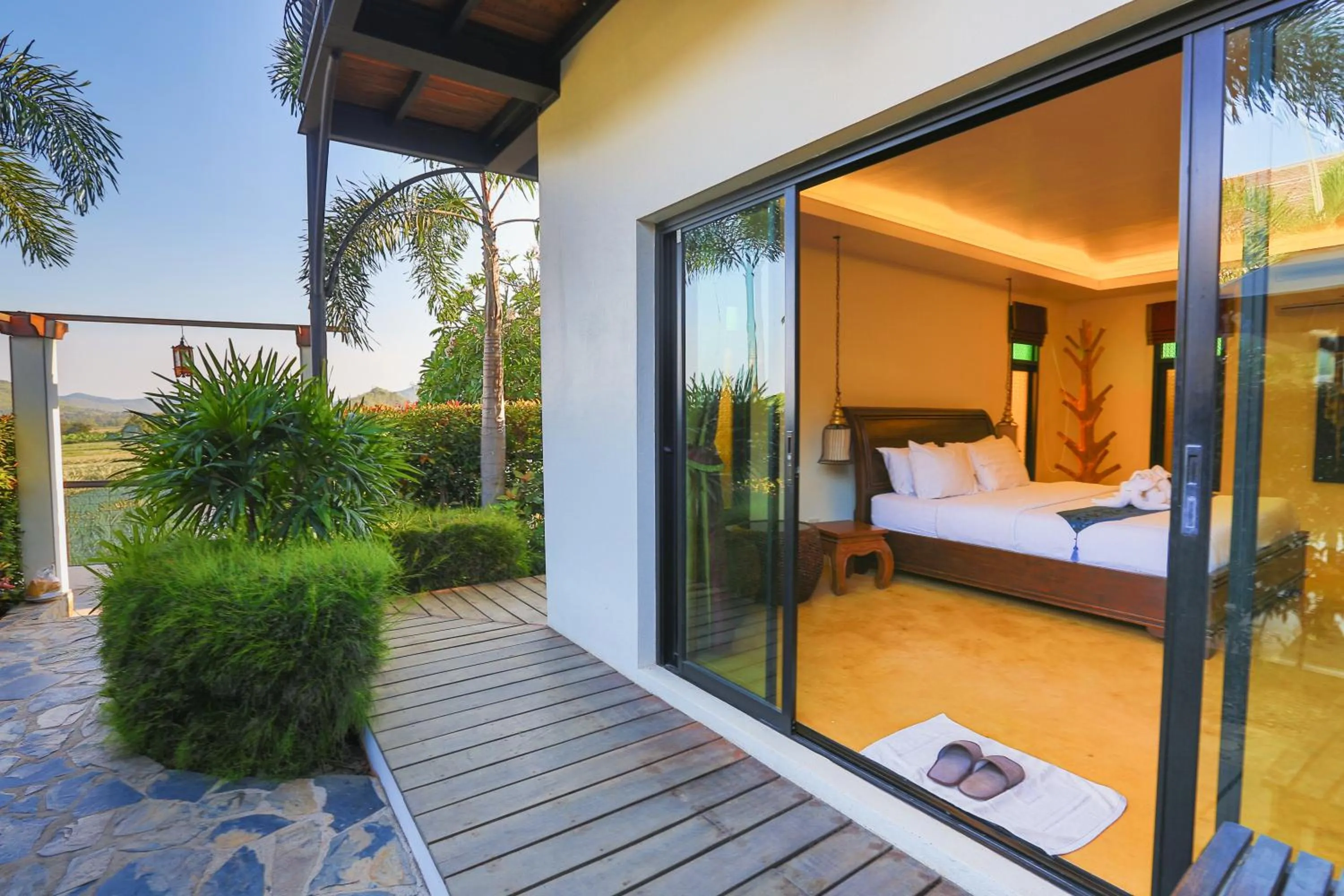 Bed in Pa Prai Villas and Suites Resort