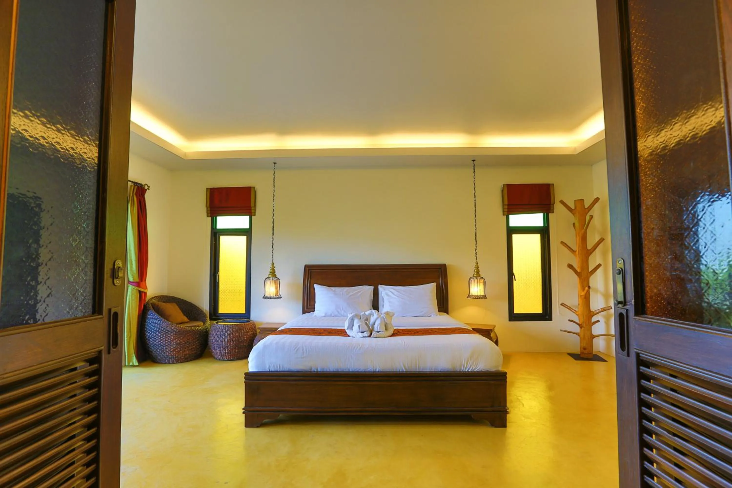 Bed in Pa Prai Villas and Suites Resort