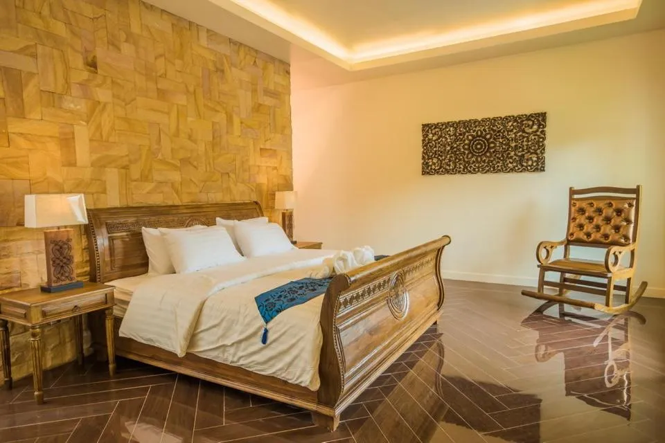 Bed in Pa Prai Villas and Suites Resort