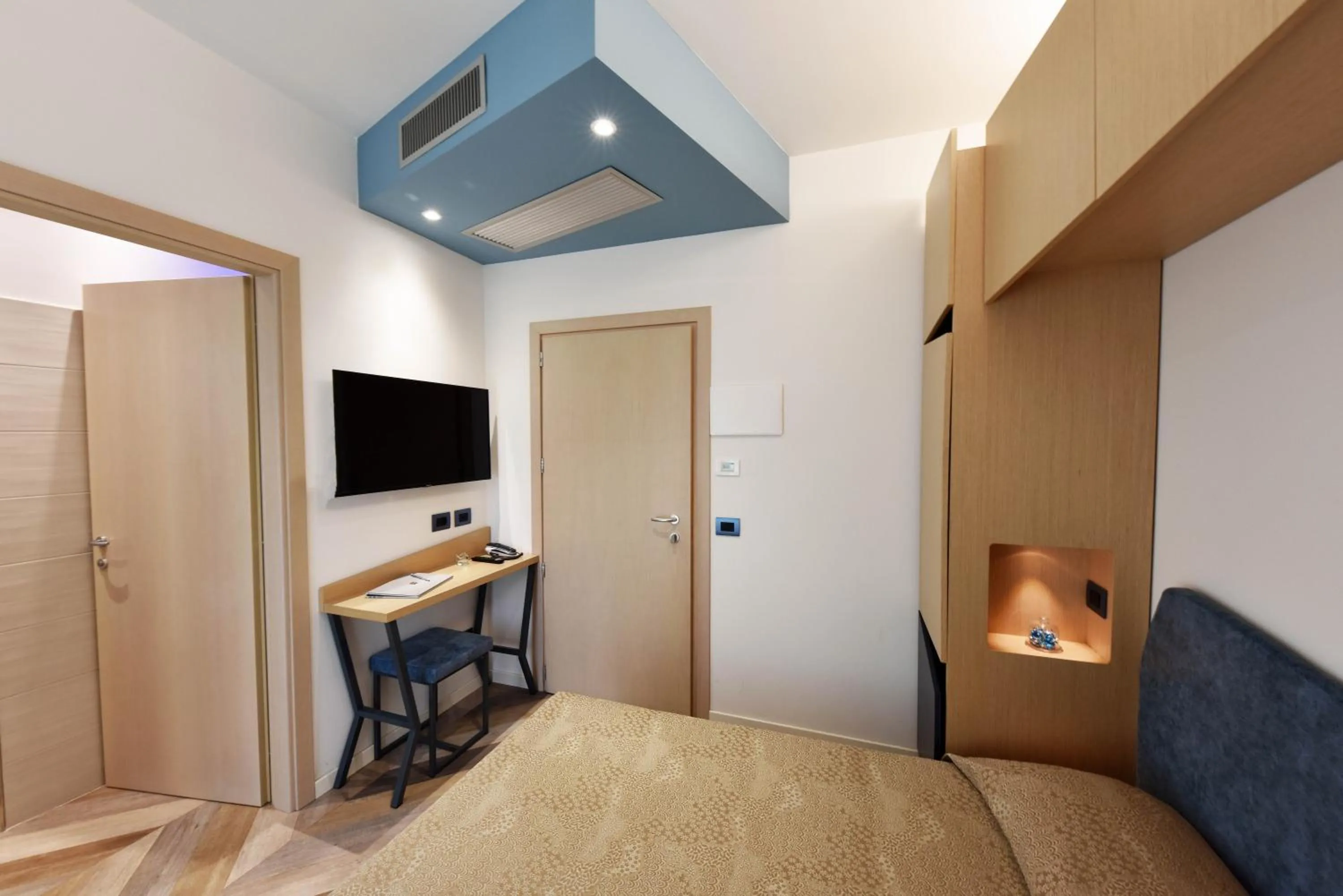 TV and multimedia, Bed in Color Hotel Rimini