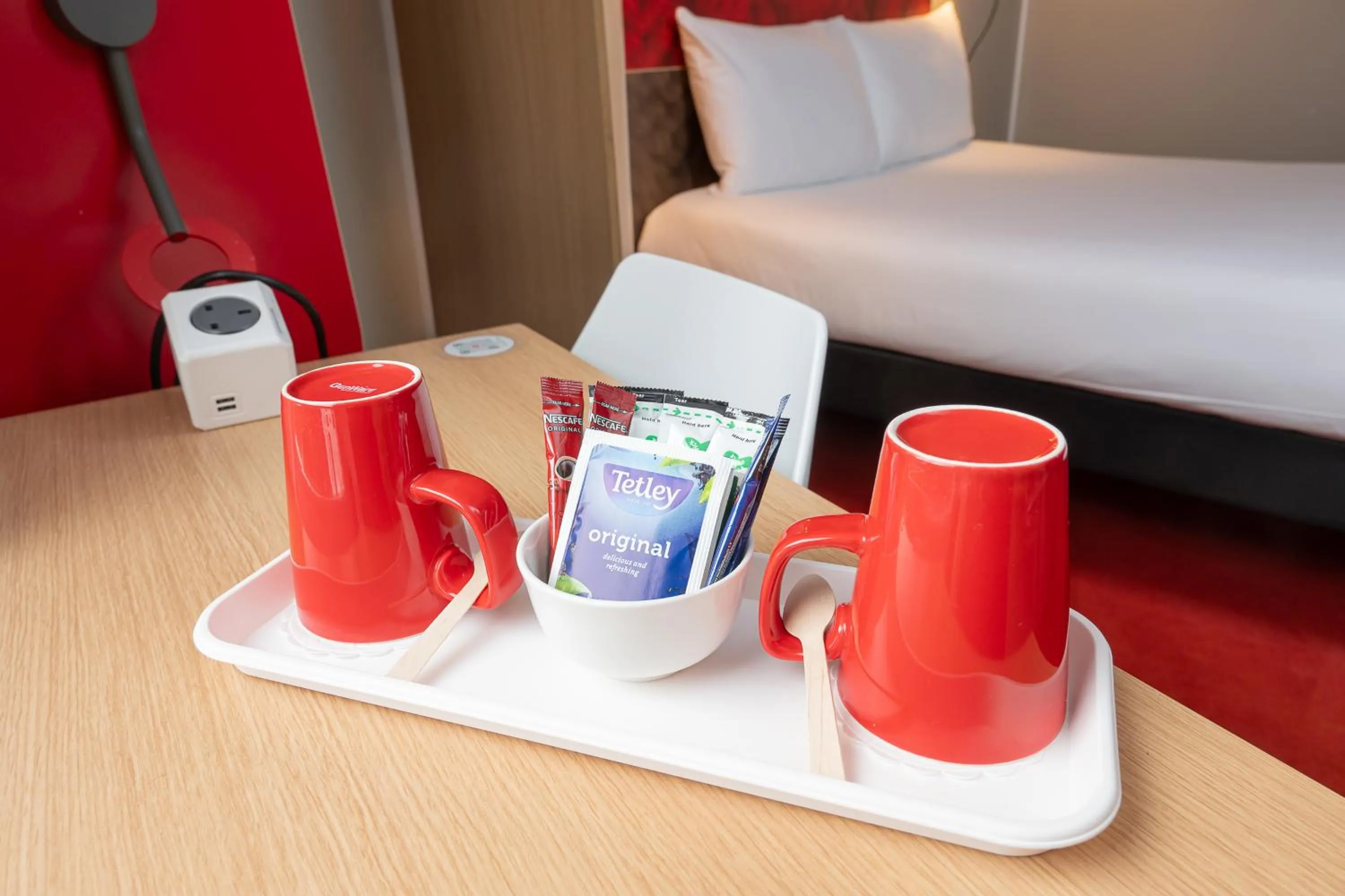 Coffee/tea facilities, Bed in ibis Portsmouth