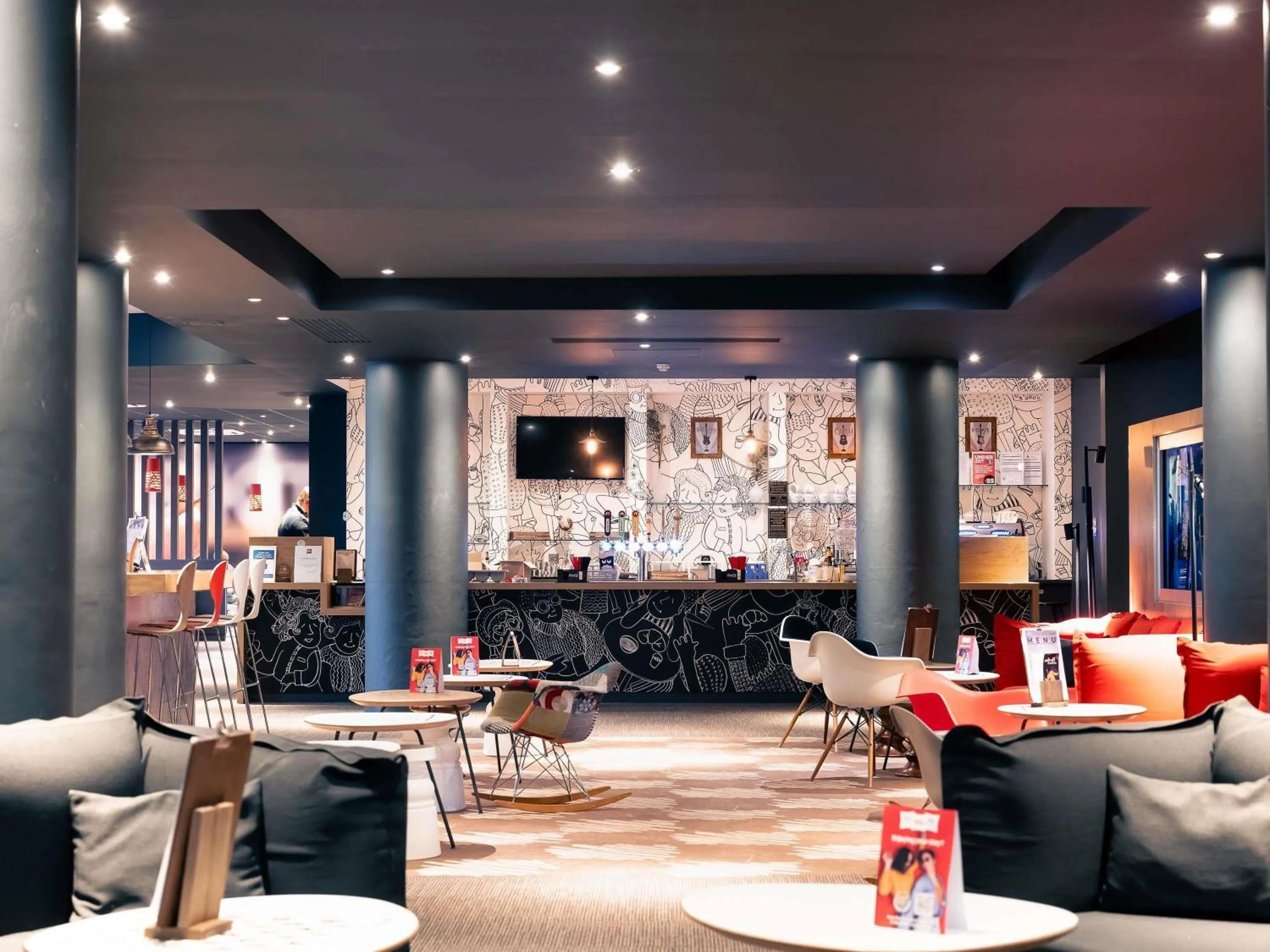 Lounge or bar in ibis Portsmouth