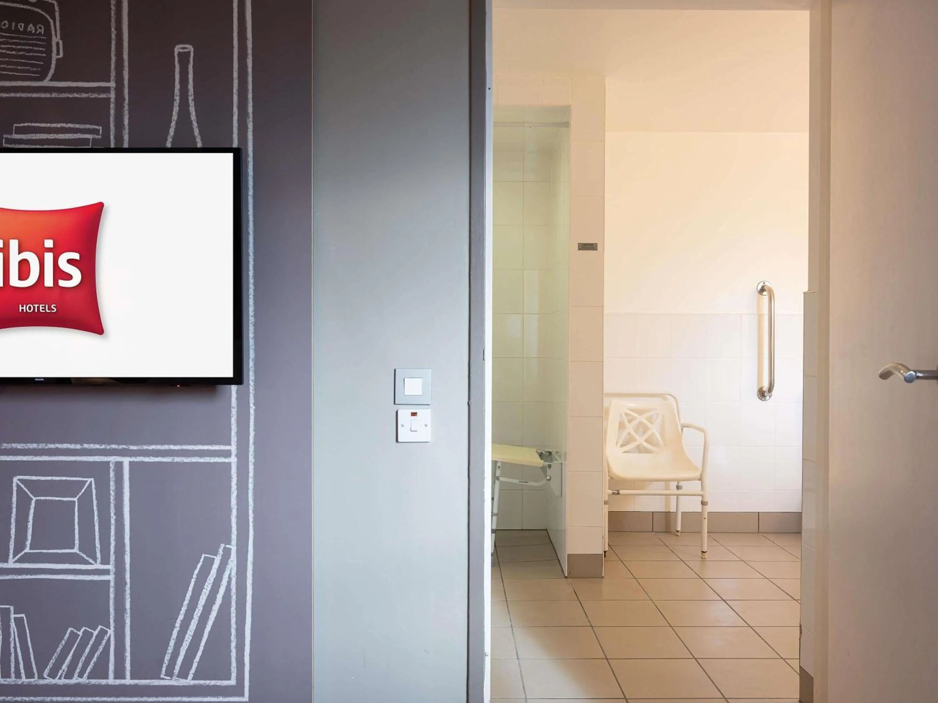 Bedroom in ibis Portsmouth