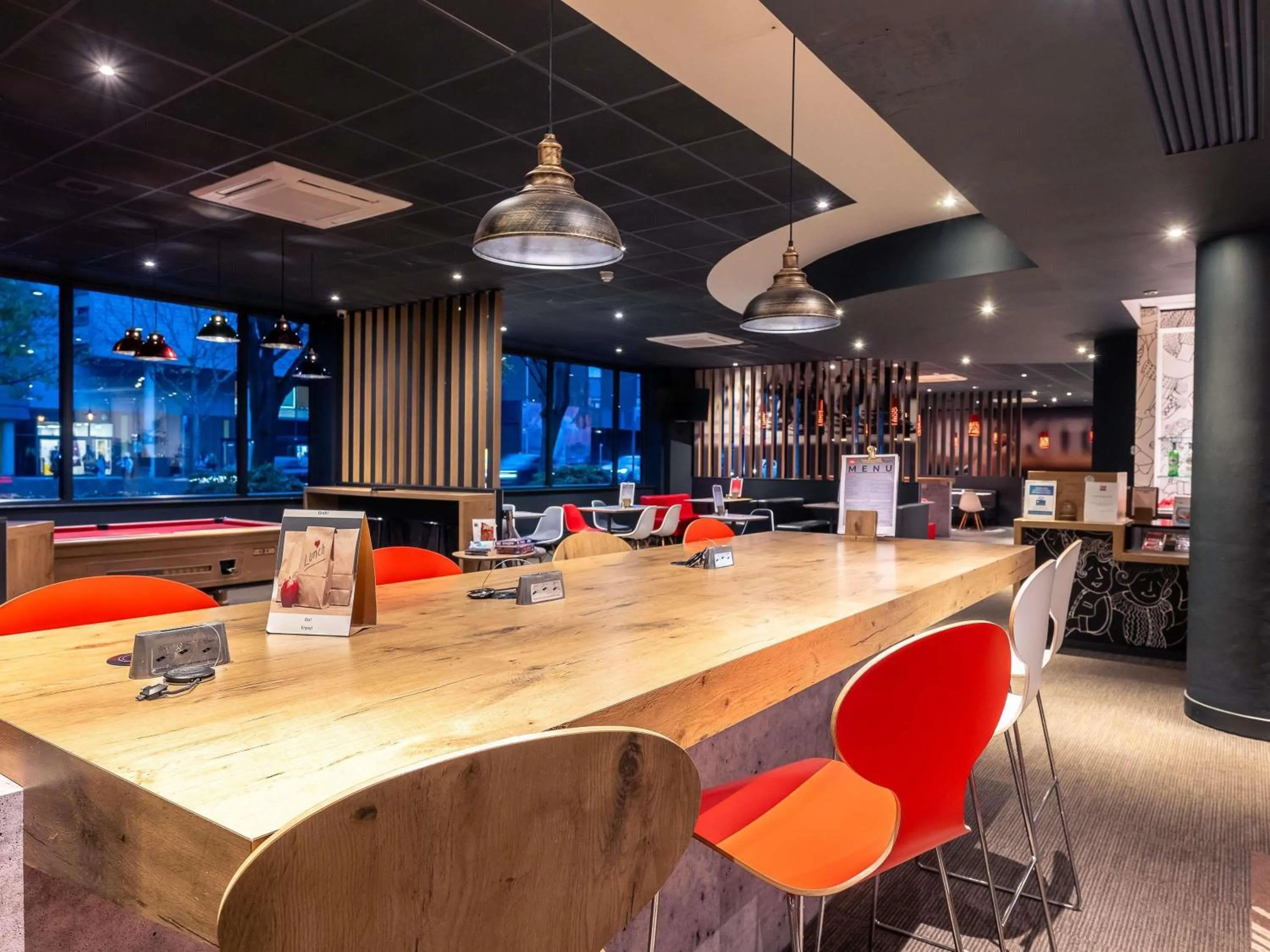 Lounge or bar in ibis Portsmouth