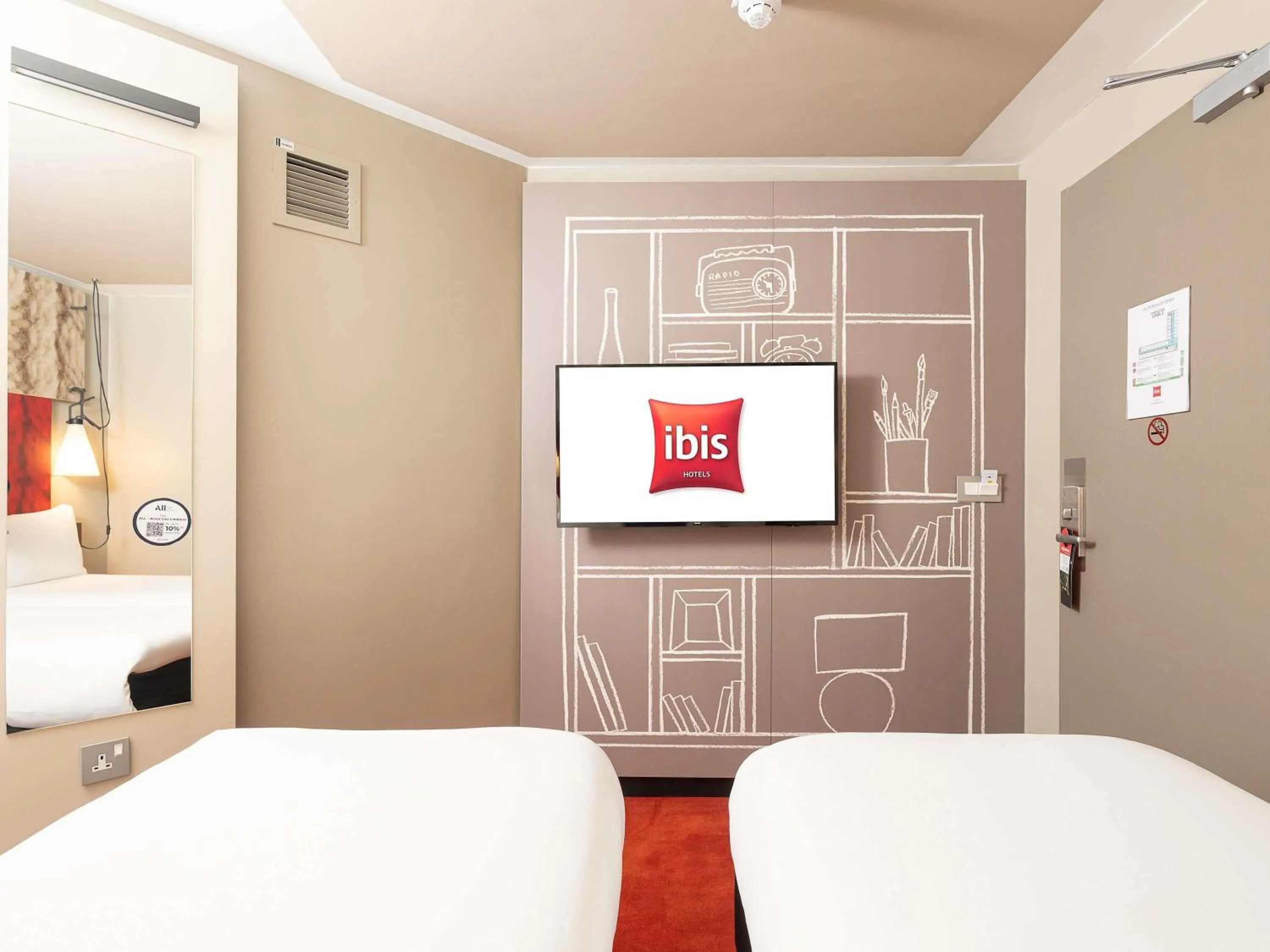 Bedroom, Bed in ibis Portsmouth