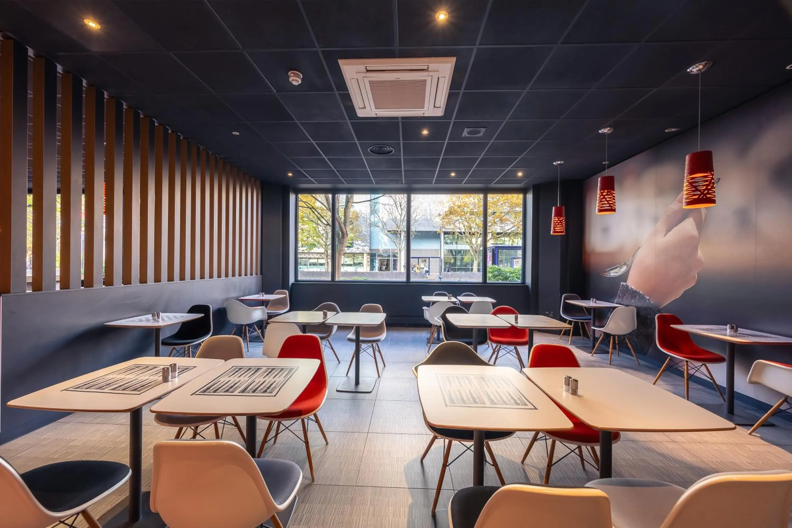 Restaurant/places to eat in ibis Portsmouth