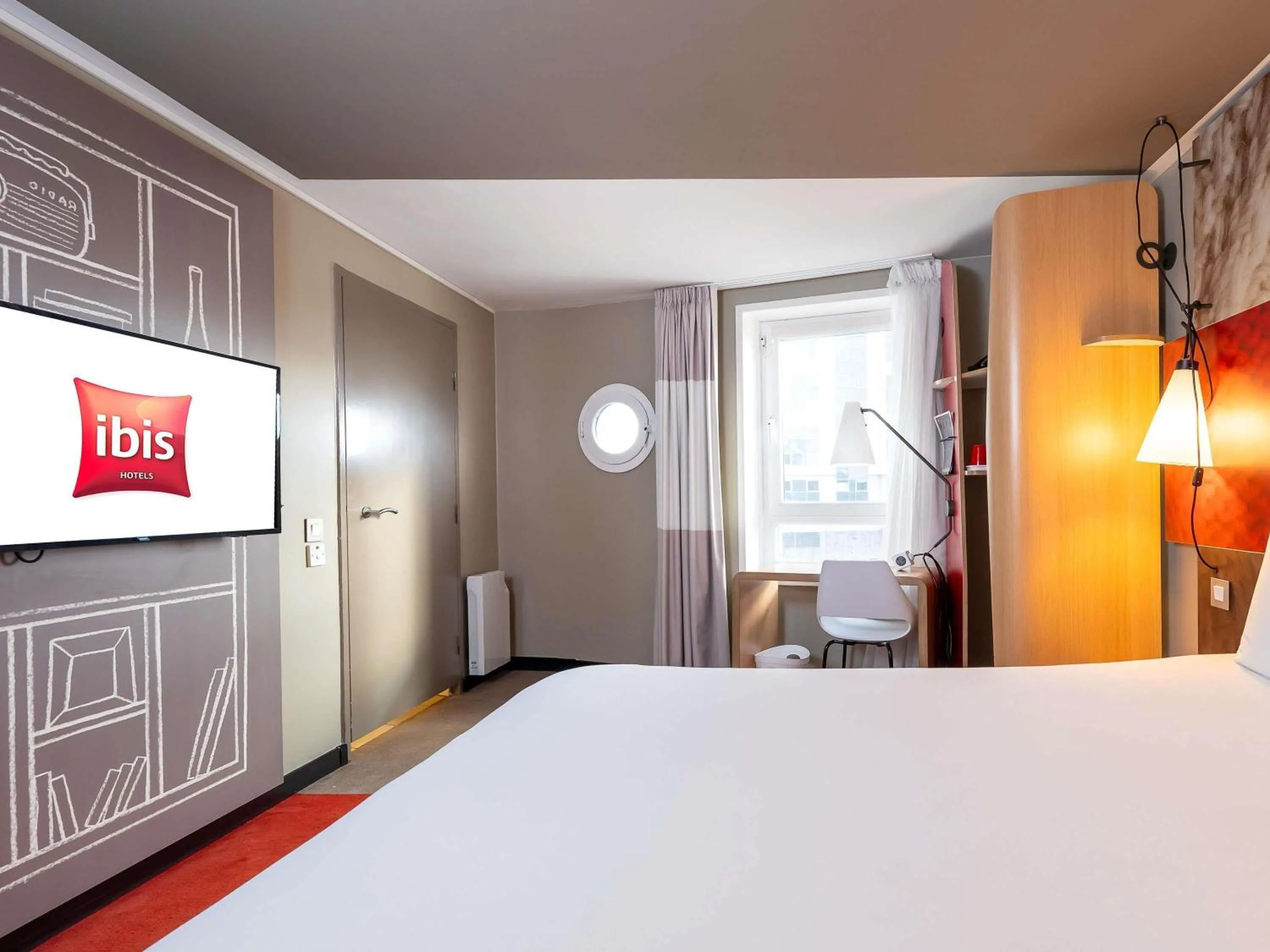 Bedroom, Bed in ibis Portsmouth