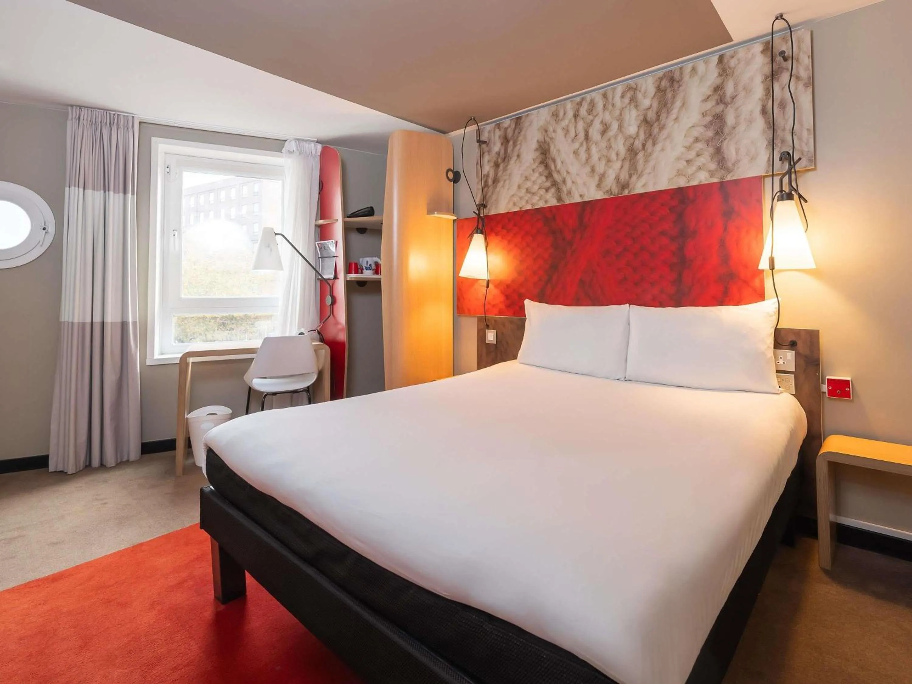 Bedroom, Bed in ibis Portsmouth