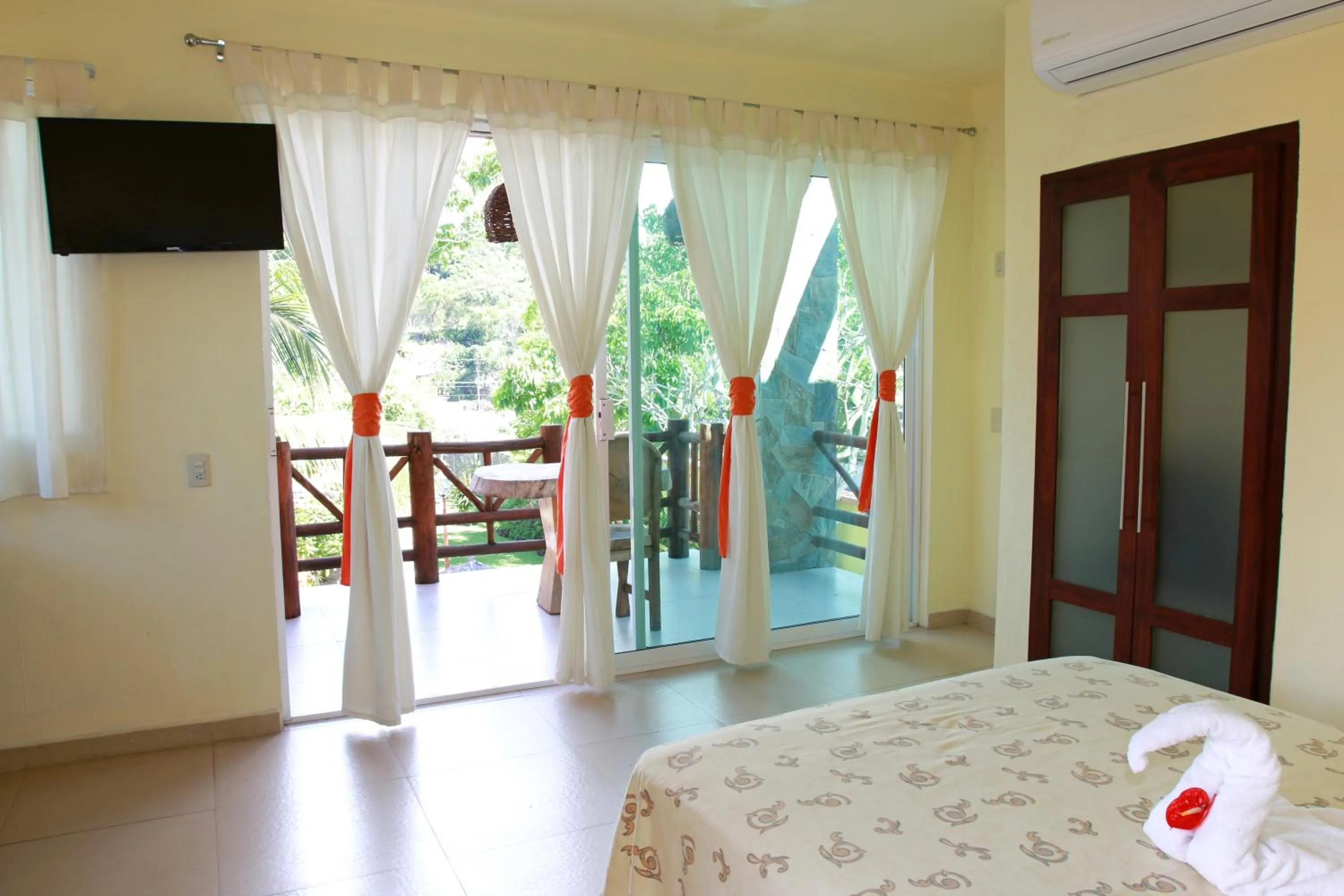 Quiet street view, Bed in Villas Dulce Suenos