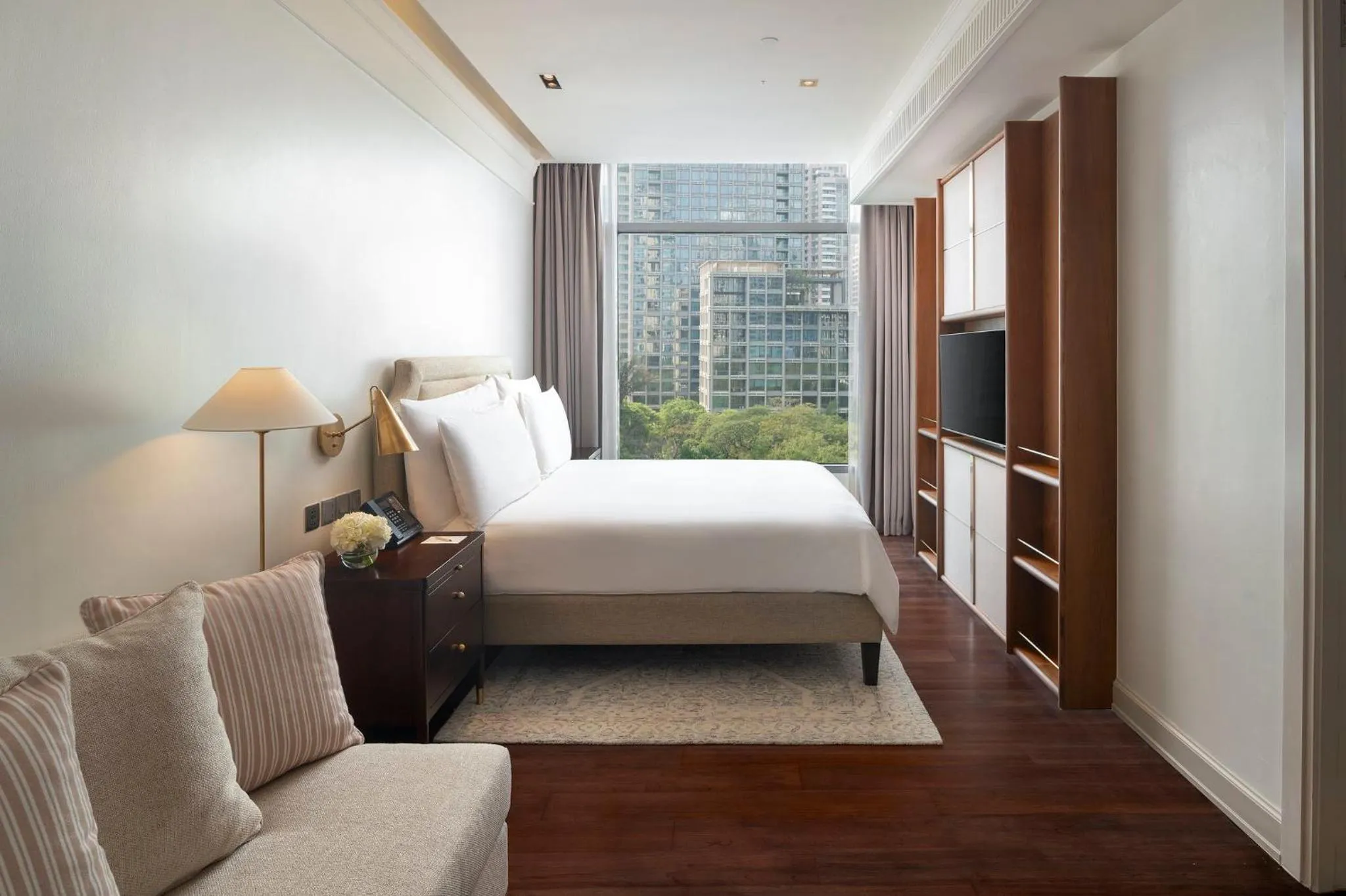 Photo of the whole room, Bed in Oriental Residence Bangkok