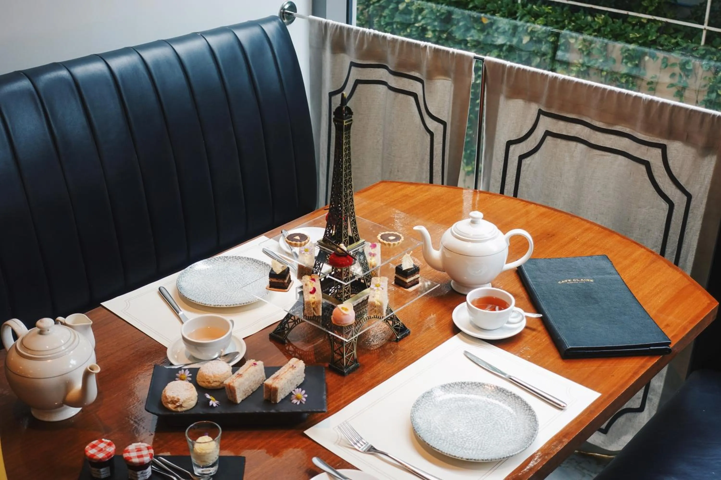 Restaurant/places to eat in Oriental Residence Bangkok