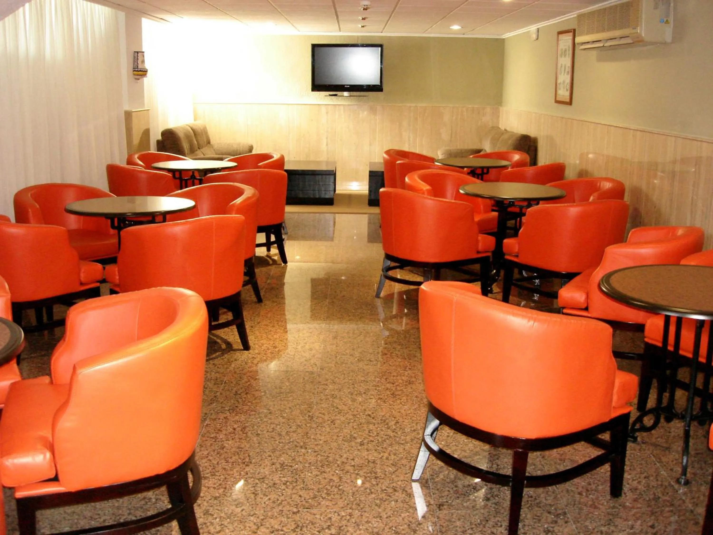 Communal lounge/ TV room in Hotel Villa Naranjos