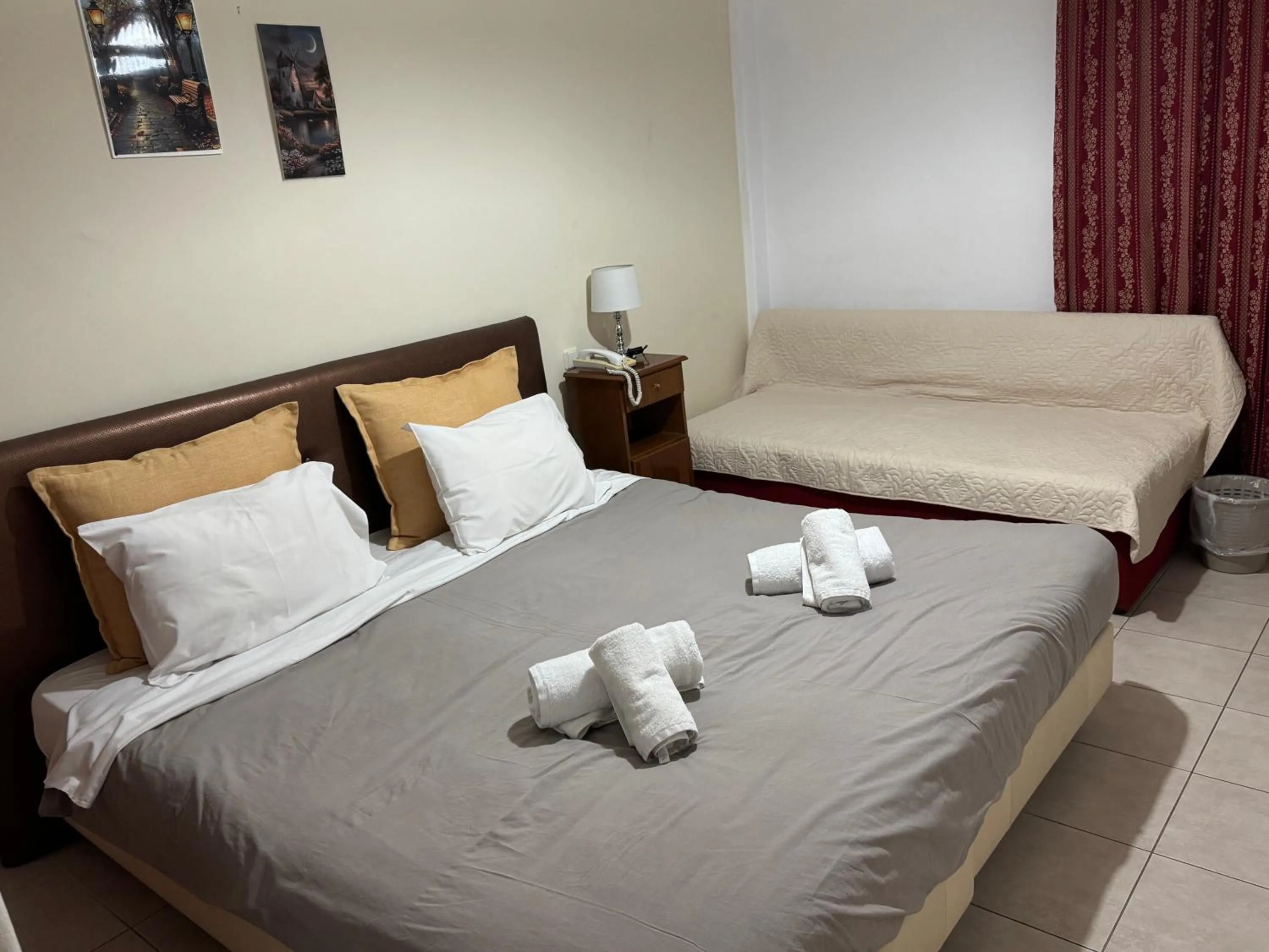 Photo of the whole room, Bed in Hotel King